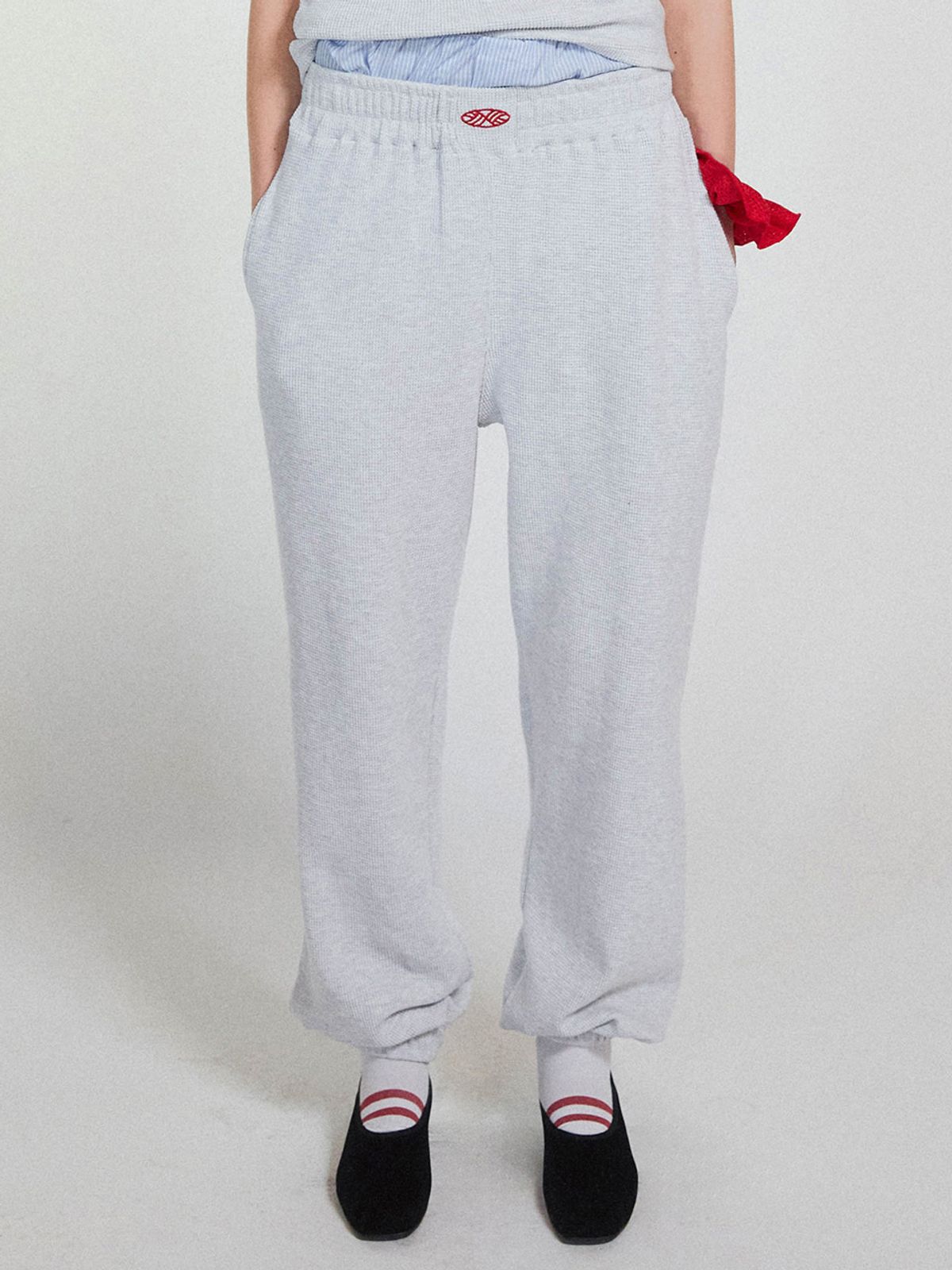 미나수(MENASOO) Track Logo Waffle Jogger Pants_White Melange