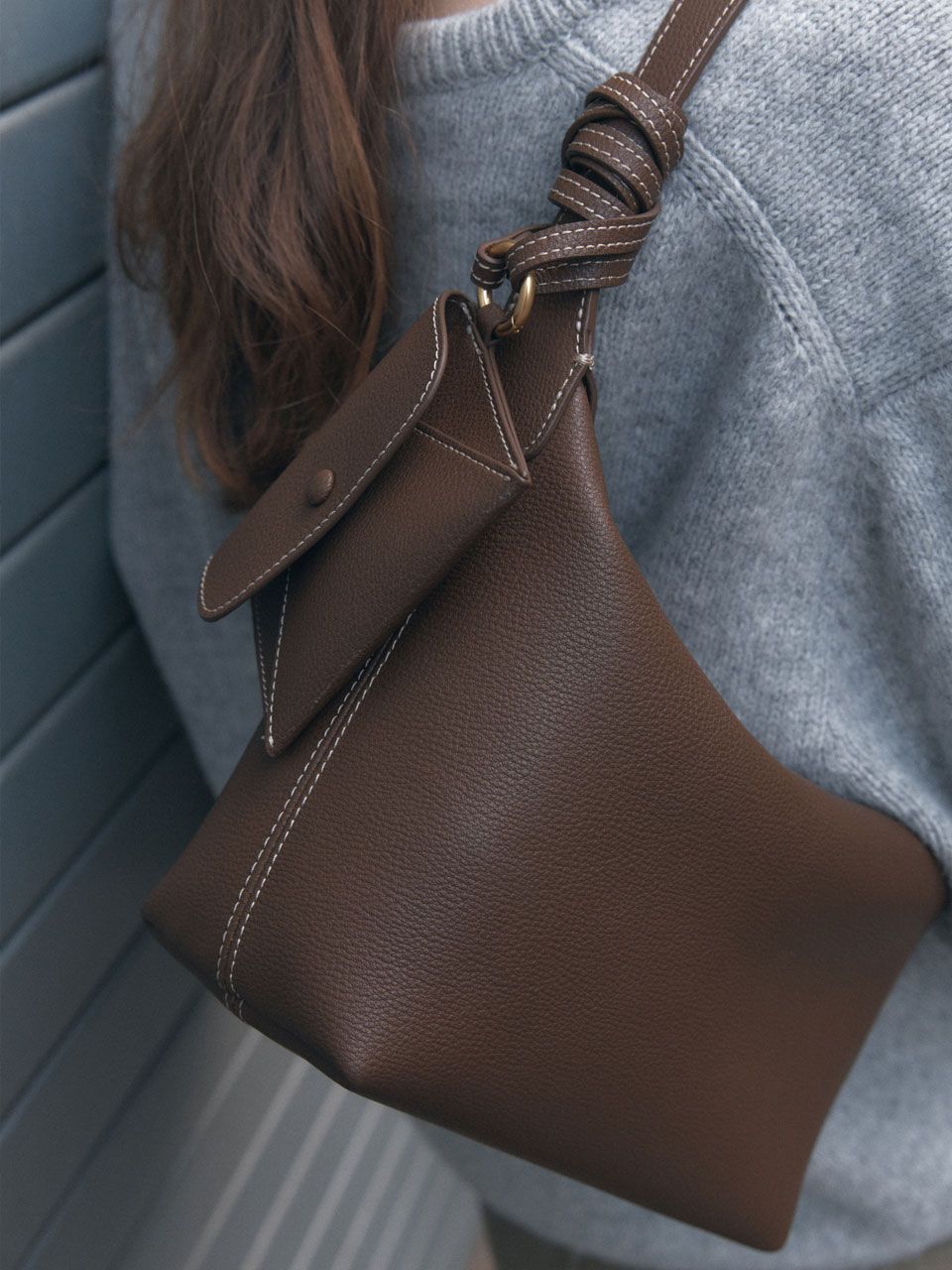 MUSINSA公式 | DEMERIEL Veneta Volume Bag Mocha