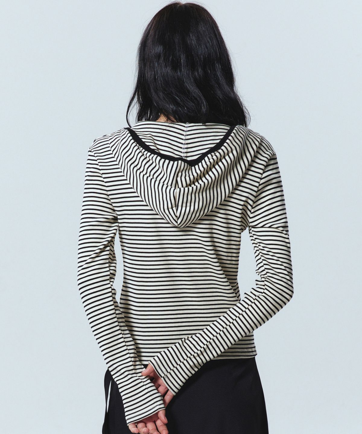닉앤니콜(NICK&NICOLE) HOODY MINIMALISM STRIPE SLIM TOP_IVORY