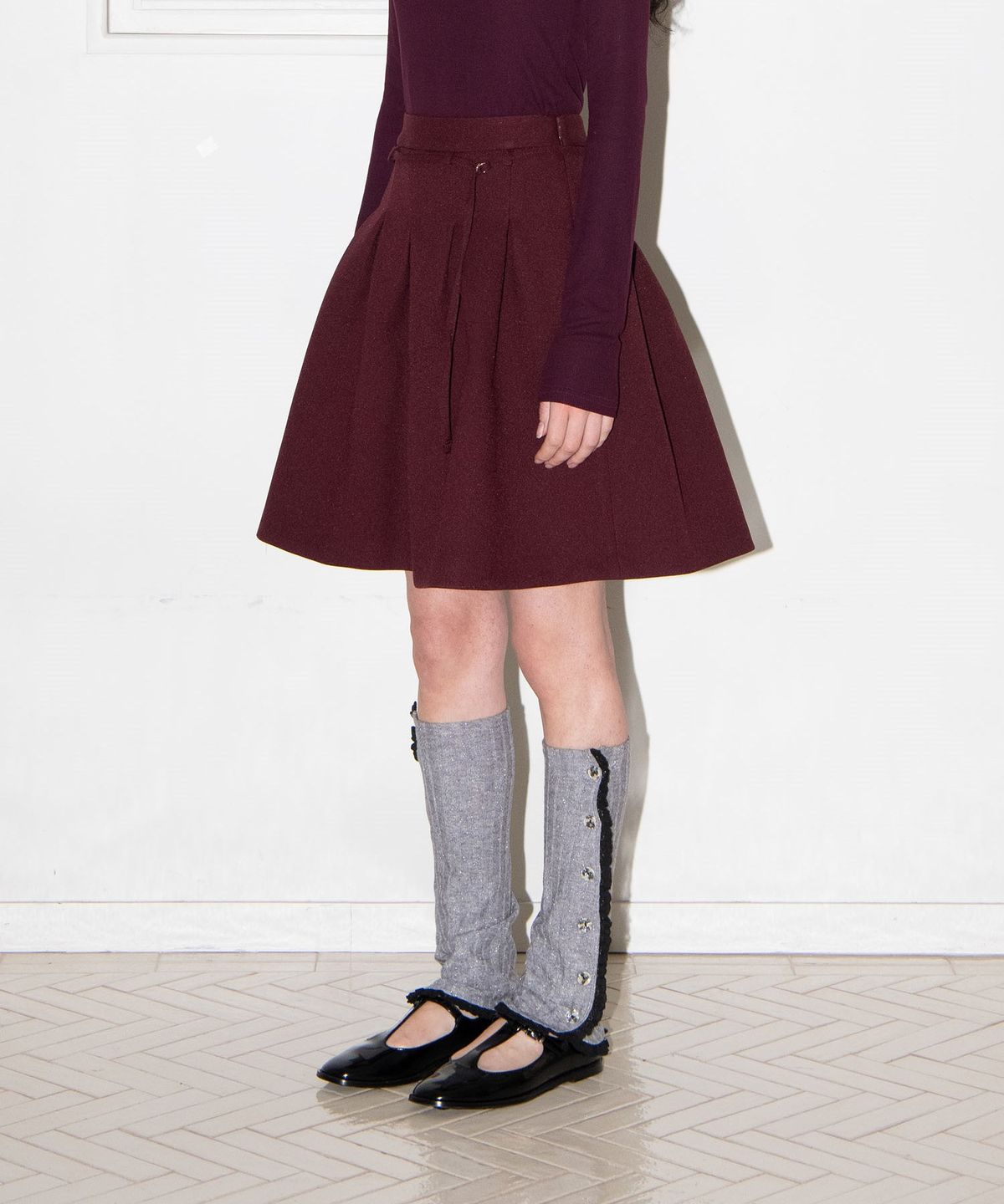 마이스(MAIS) VOLUME PLEATS MINI SKIRT / BURGUNDY