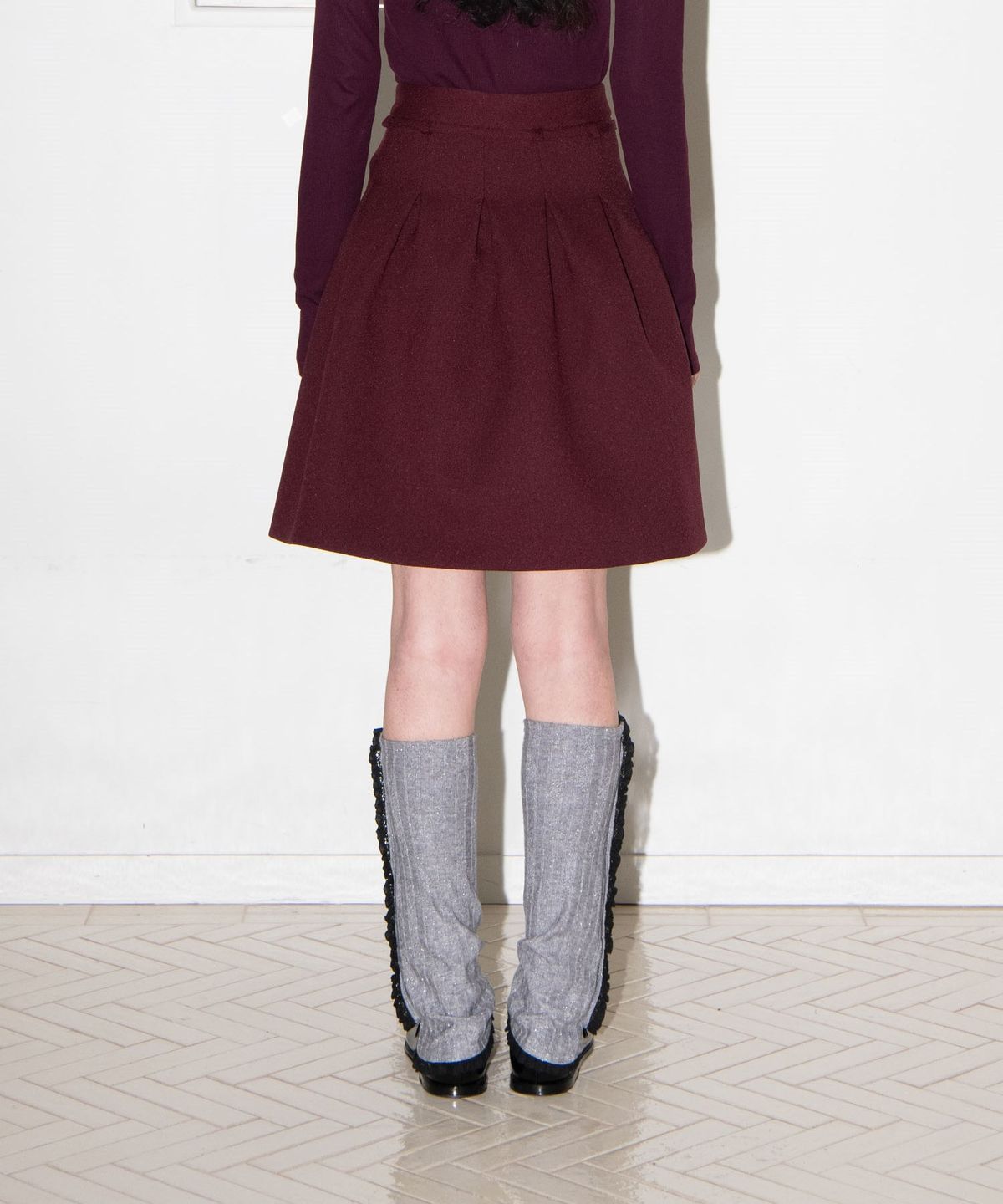 마이스(MAIS) VOLUME PLEATS MINI SKIRT / BURGUNDY
