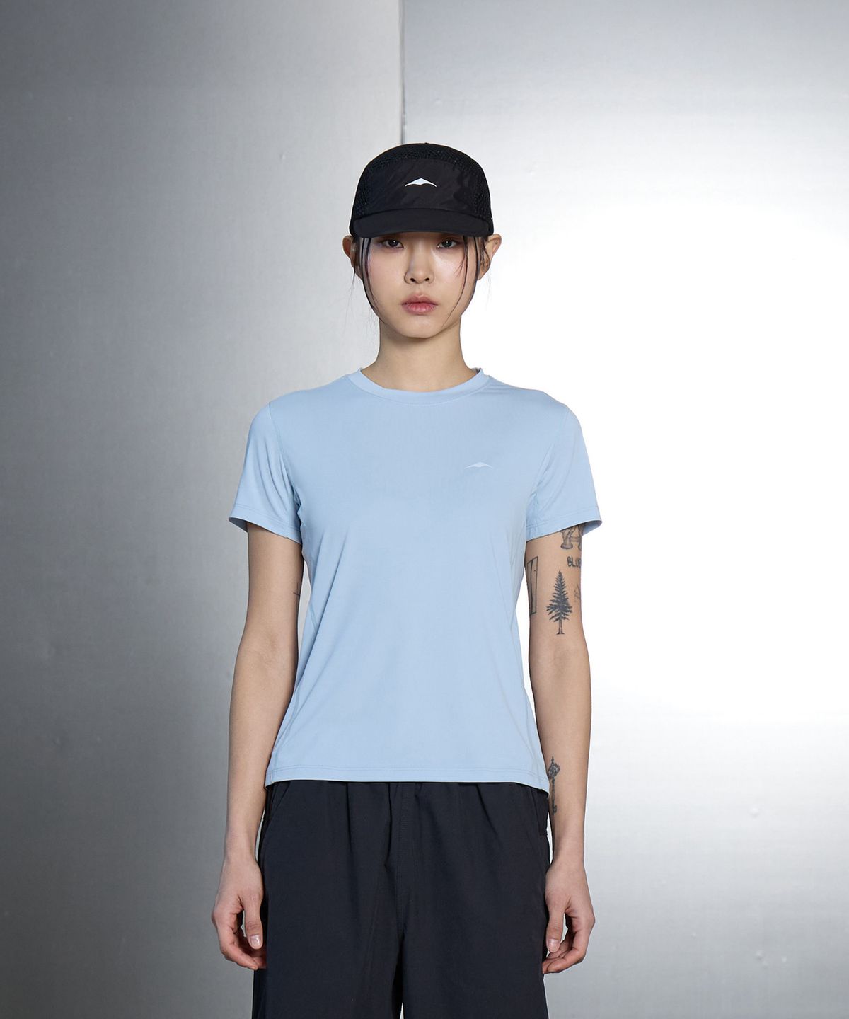 고요웨어(GOYOWEAR) W 라이트 아스킨 로고 숏 슬리브 (라이트 블루)