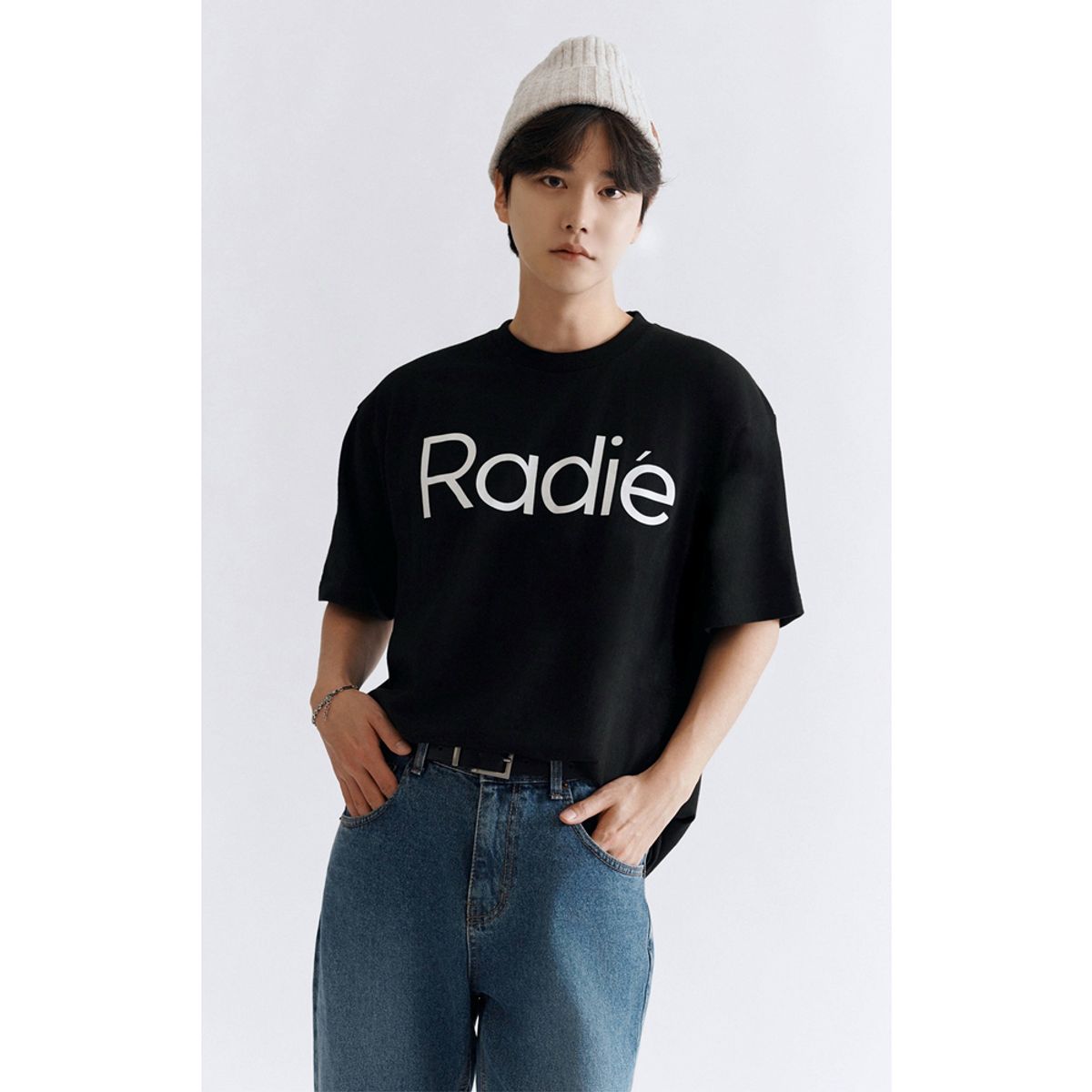 바이브라디(VIBRADIE) 바이브라디 RADIE 남성 남여공용 로고 블랙 반팔티