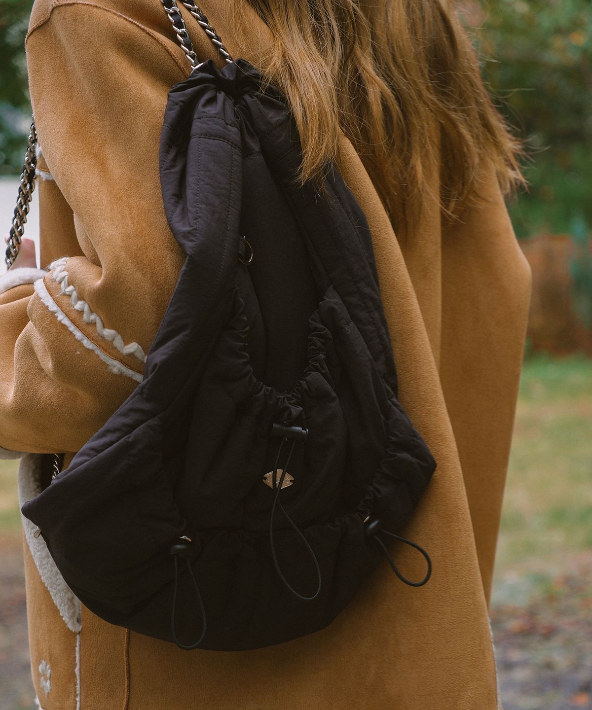 엽페(YUPPE) RIBBON CHAIN BACKPACK_BLACK