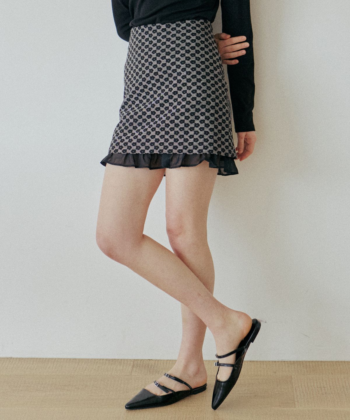 엽페(YUPPE) JACQUARD FLOWER SKIRT_BLACK