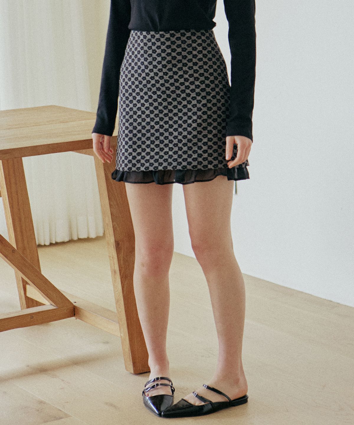 엽페(YUPPE) JACQUARD FLOWER SKIRT_BLACK