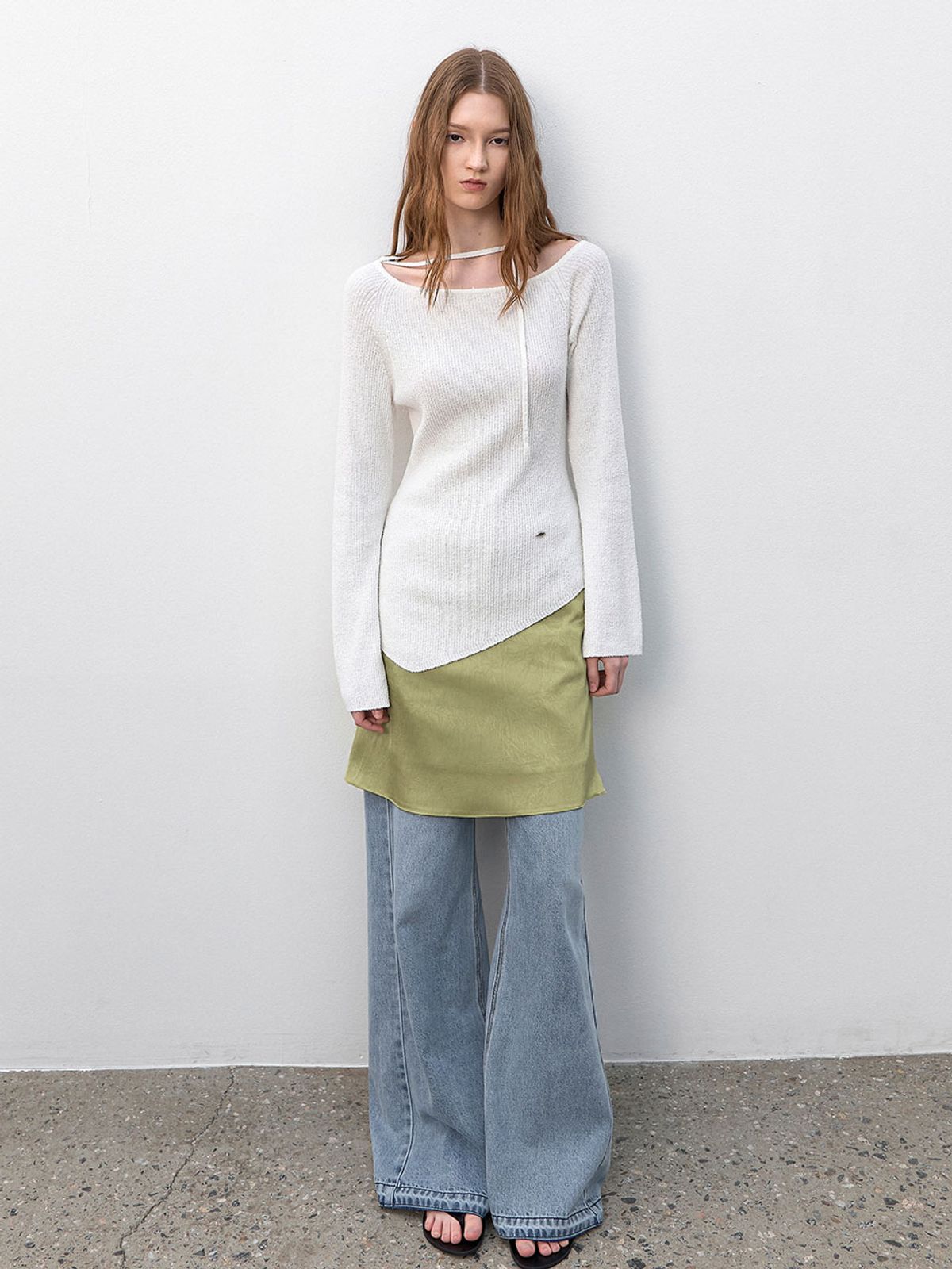 아틀리에 나인(ATELIER NAIN) UNBALANCED NECK STRING KNIT(T-7011)