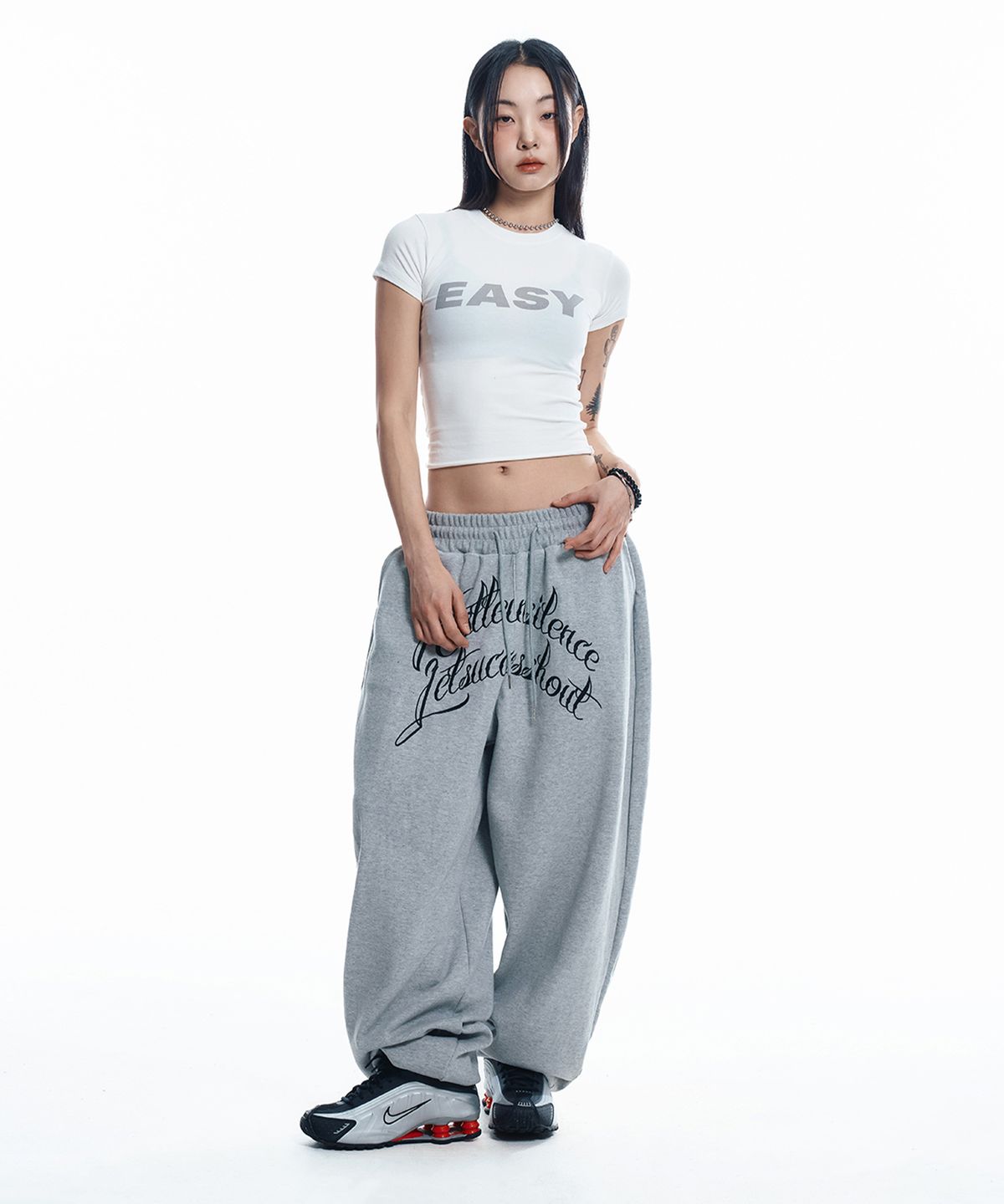 이지노이지(EASY NO EASY) 레터링 벌룬 스웻팬츠 - 그레이