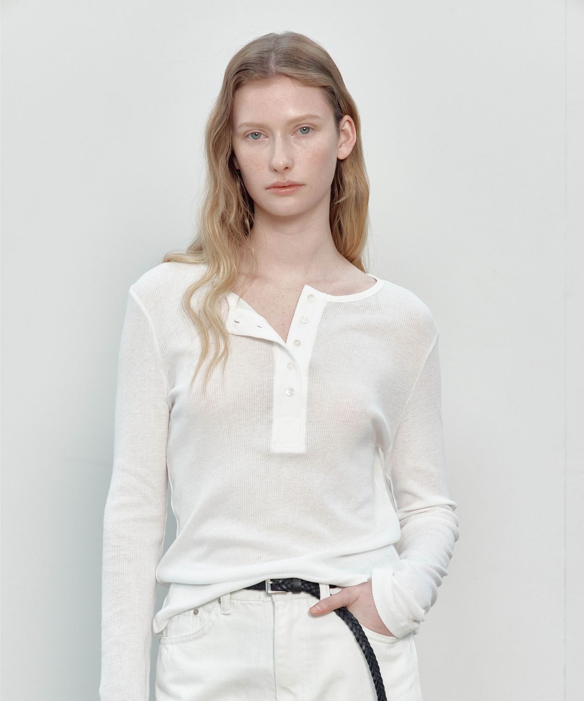 더마고(THEMARGOT) ESSENTIAL HENRYNECK LONG SLEEVE (WHITE)
