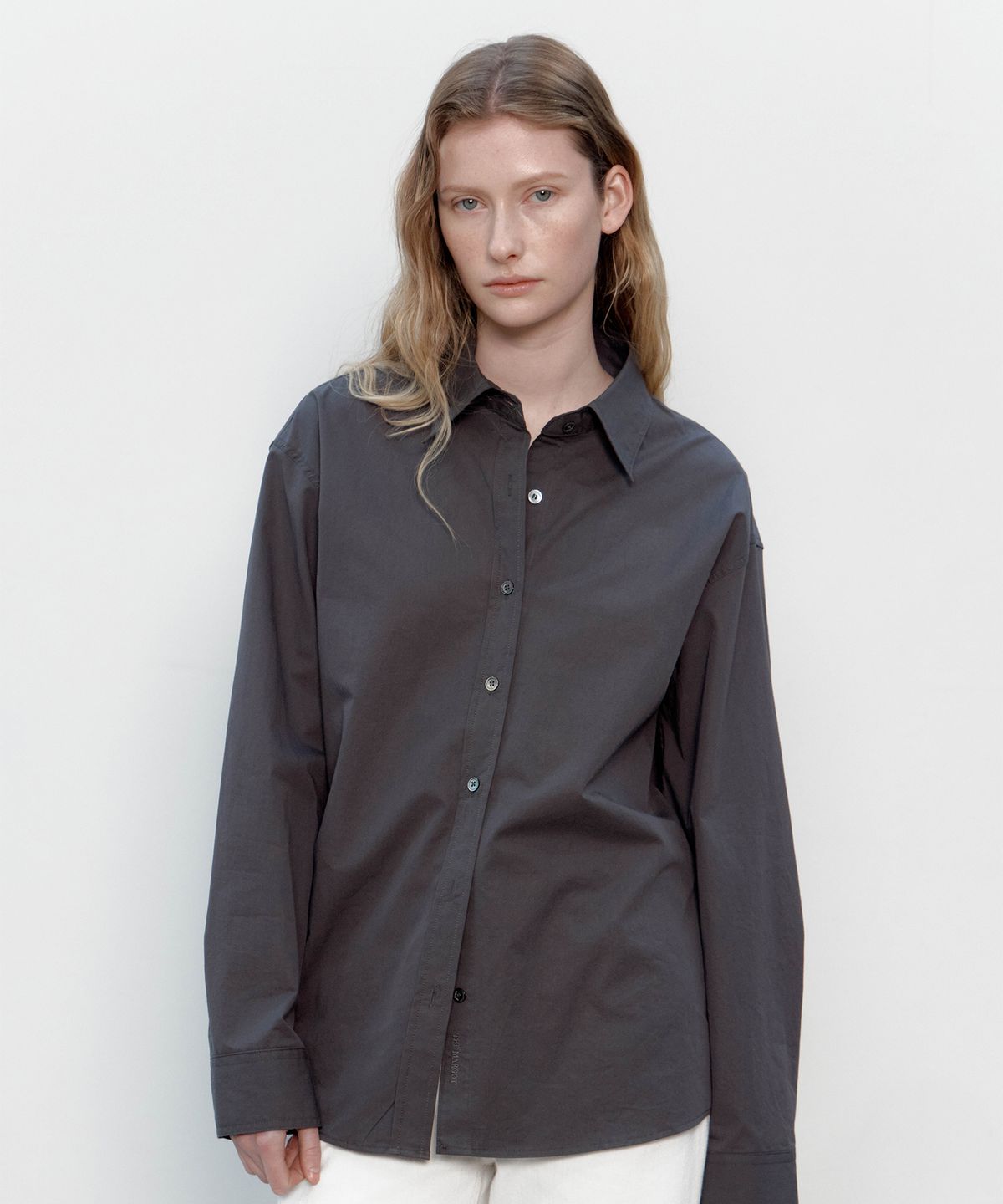 더마고(THEMARGOT) SEMI OVERSIZED CLASSIC SHIRTS (CHARCOAL)