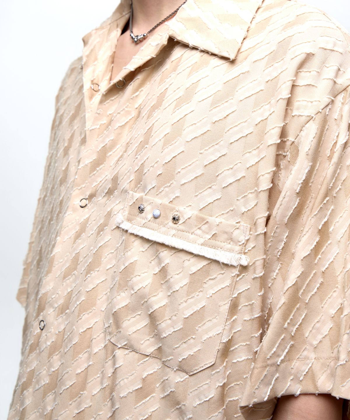 알에스에스씨(RSSC) RIVET GEOMERTIC HALF SHIRT - BEIGE