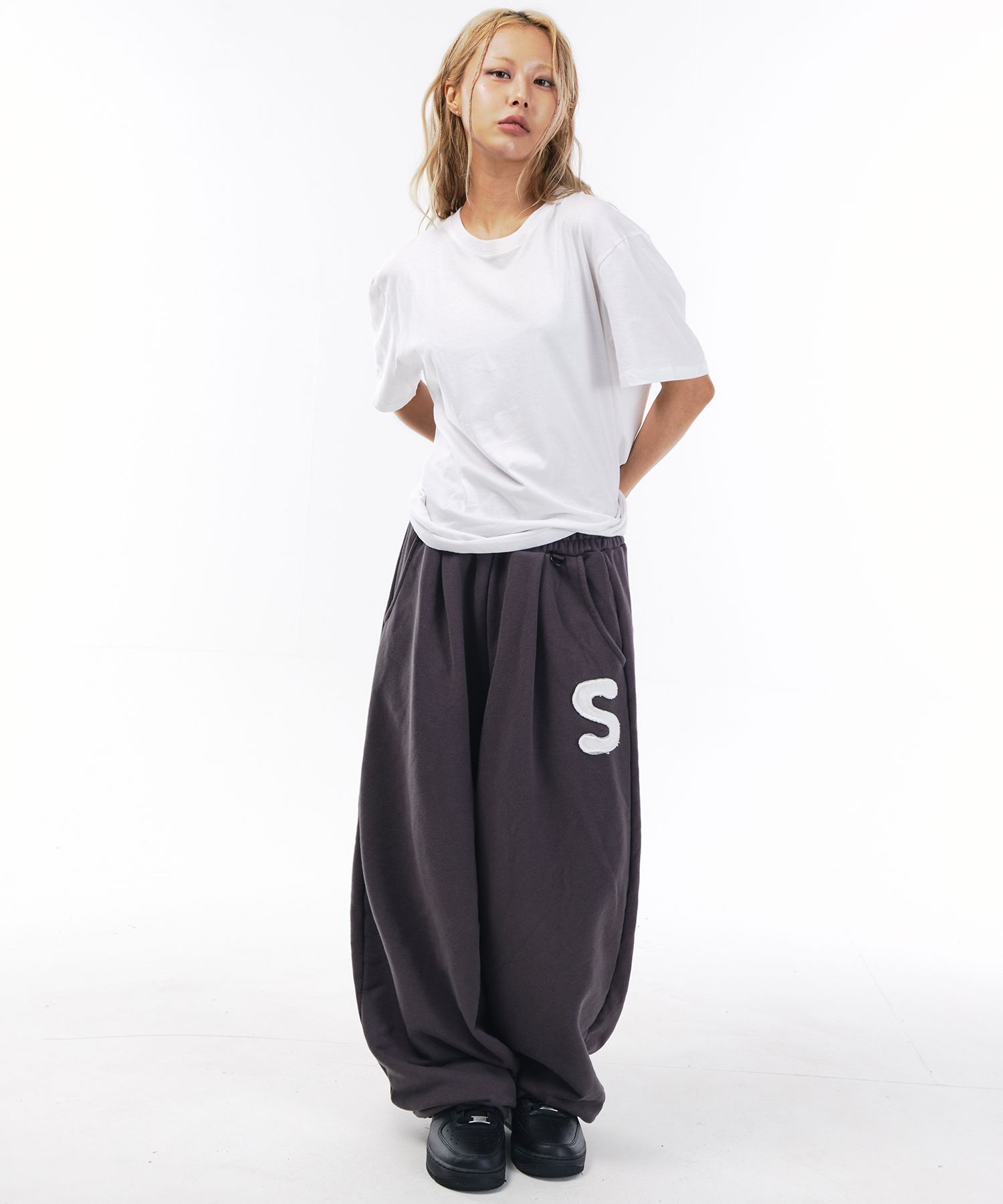 【SCALLYWAG】 LOGO APPLIQUE SWEAT PANTS☆ 韓国人気 MUSINSA公式 | SCALLYWAG Logo Applique Sweatpants [Charcoal]