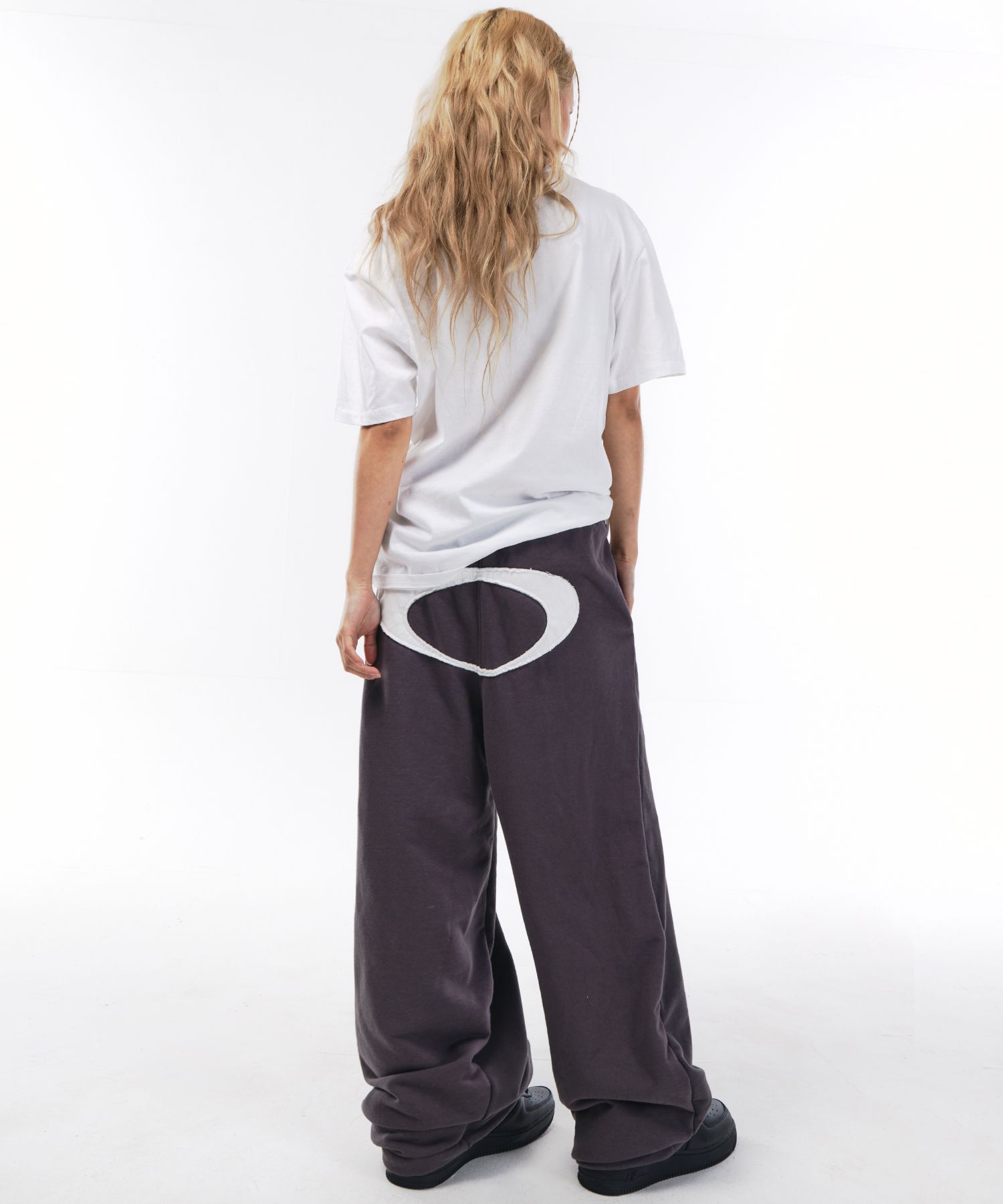 【SCALLYWAG】 LOGO APPLIQUE SWEAT PANTS☆ 韓国人気 MUSINSA公式 | SCALLYWAG Logo Applique Sweatpants [Charcoal]