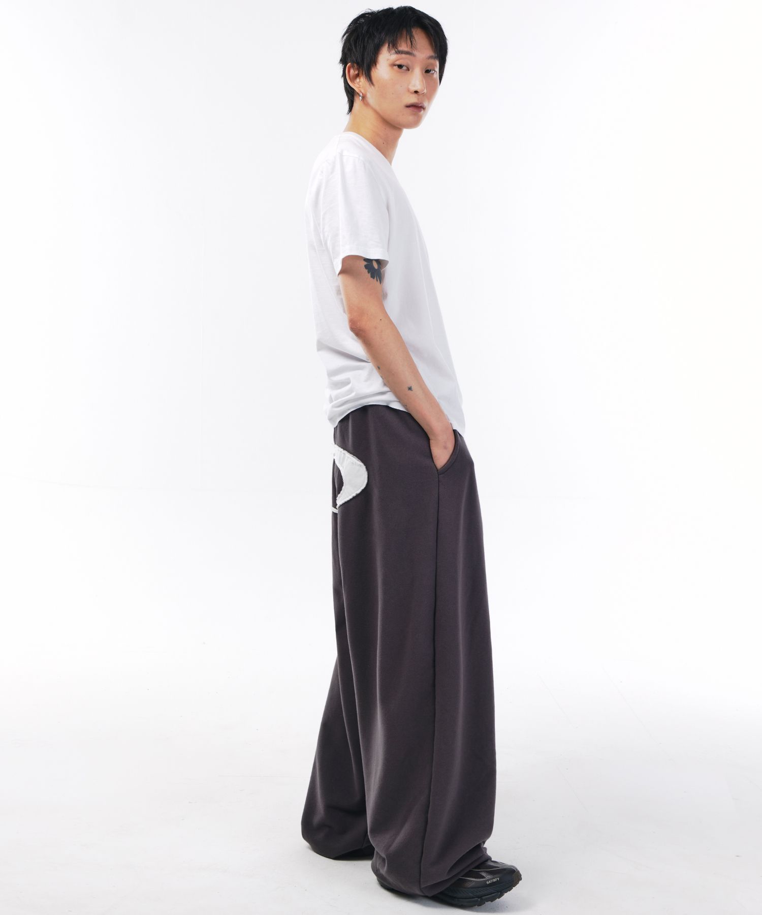 MUSINSA公式 | SCALLYWAG Logo Applique Sweatpants [Charcoal]
