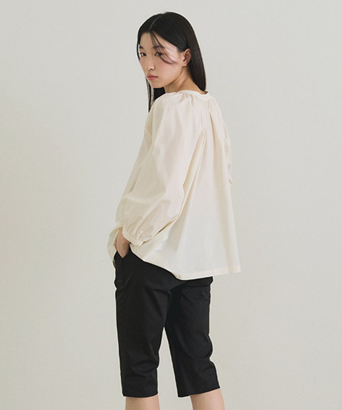 링서울(LINGSEOUL) two way shirring blouse-cream