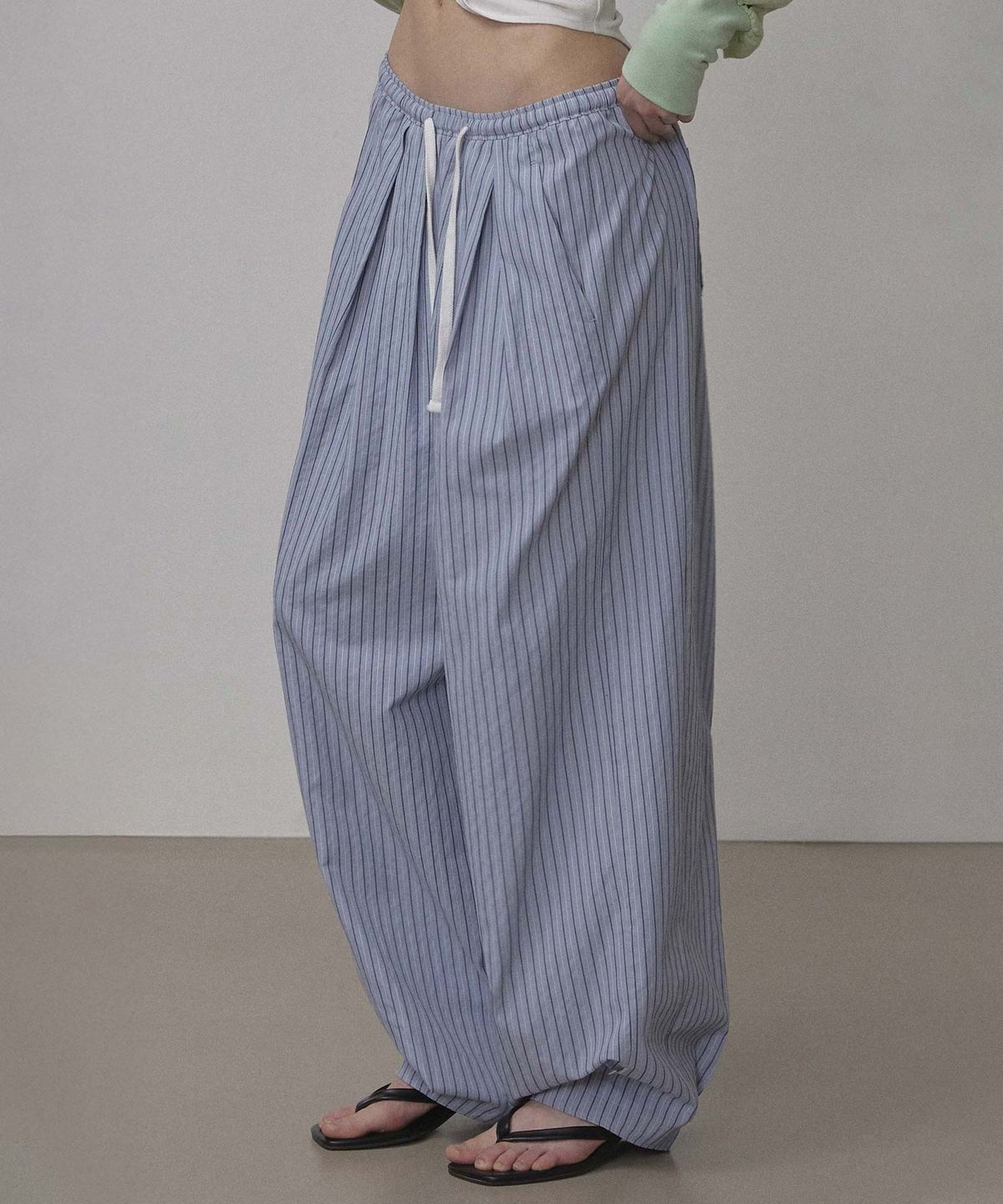 스컬프터(SCULPTOR) Bed To Go Pintuck Pants Blue Stripe
