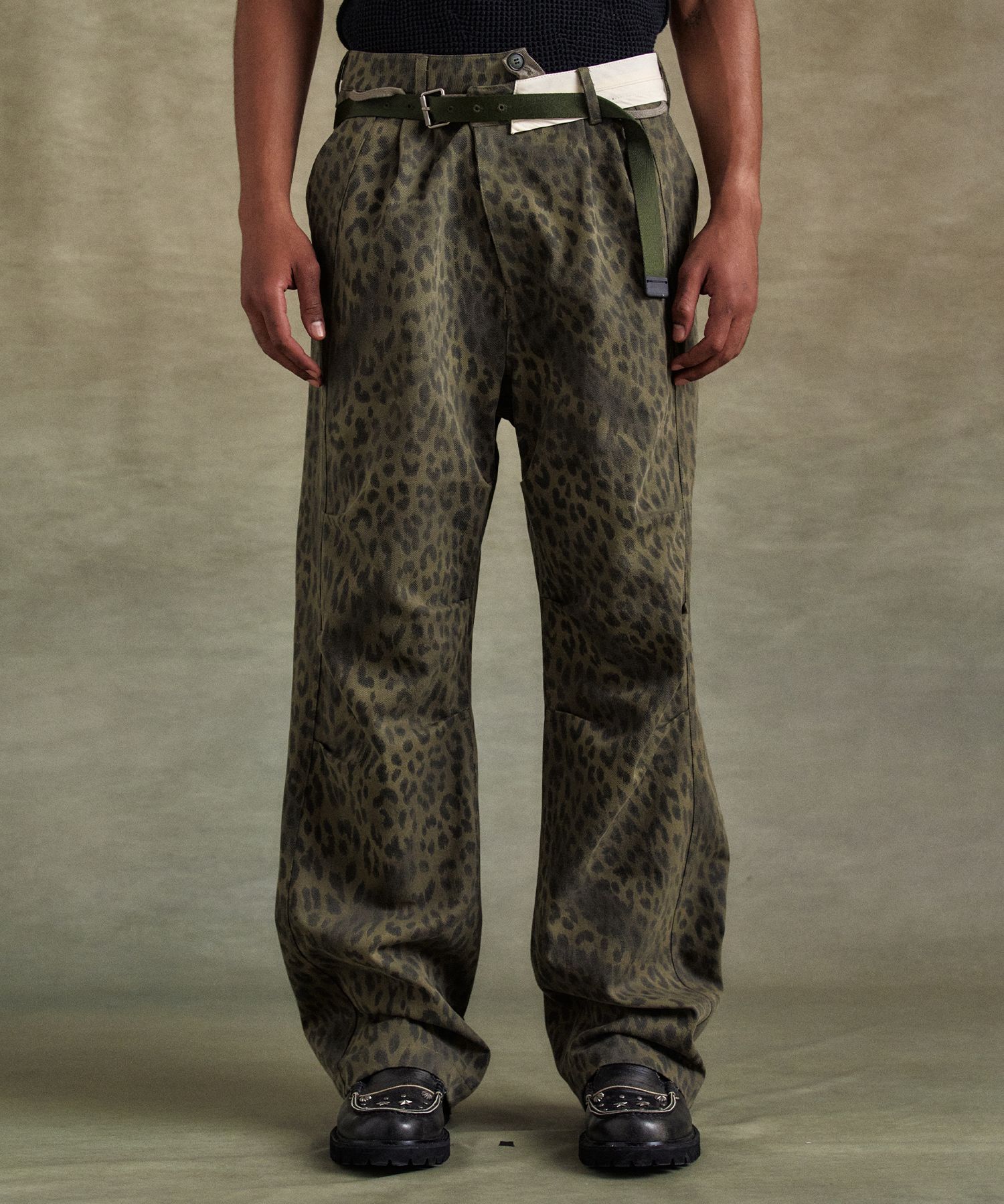 【Andersson Bell】 UNISEX LEOPARD CROSS-OVER WIDE JEANS MUSINSA | ANDERSSON BELL Unisex Leopard Cross-Over Wide