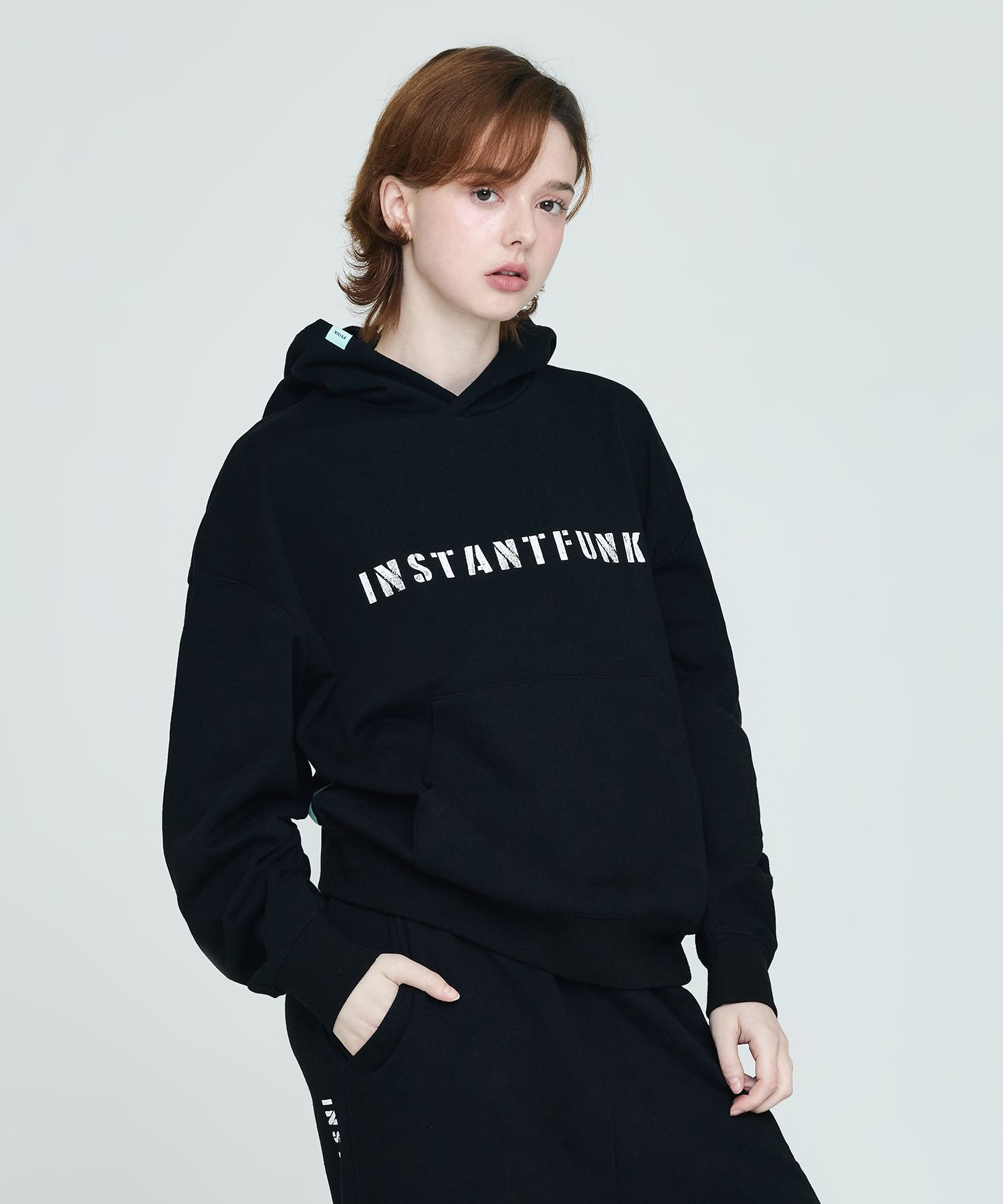 MUSINSA公式 | INSTANTFUNK ビッグロゴスウェットフードパーカー