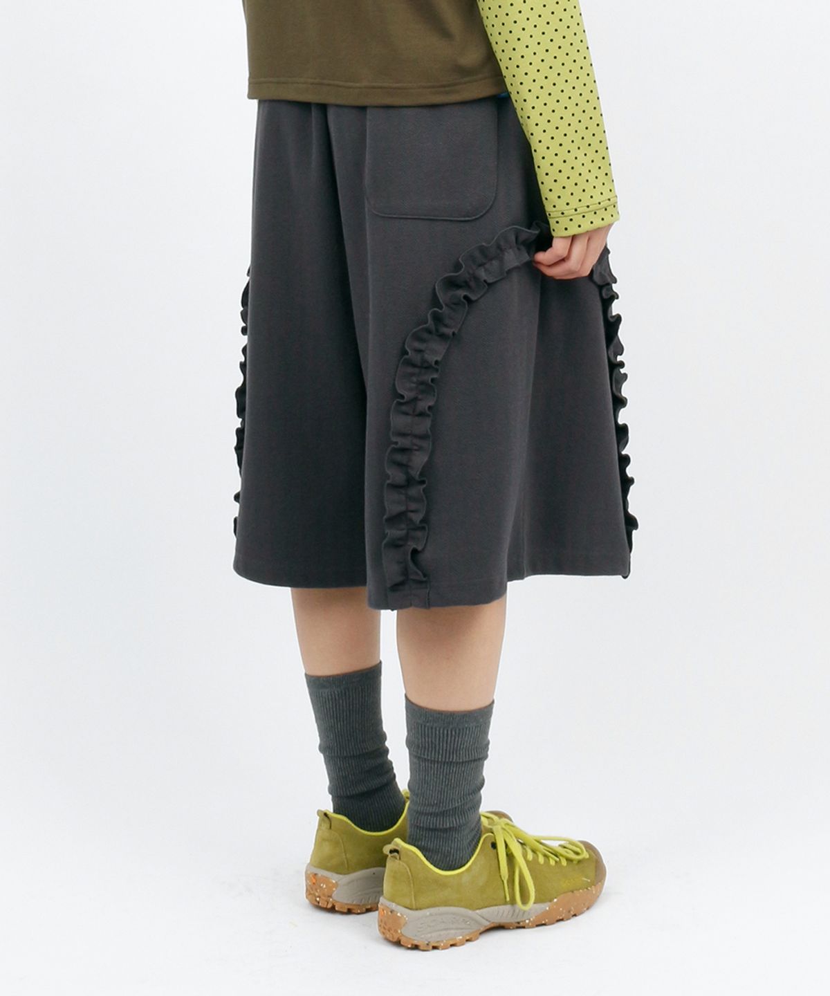 써넥트(SUNNECT) Herringbone Frill Short - Charcoal