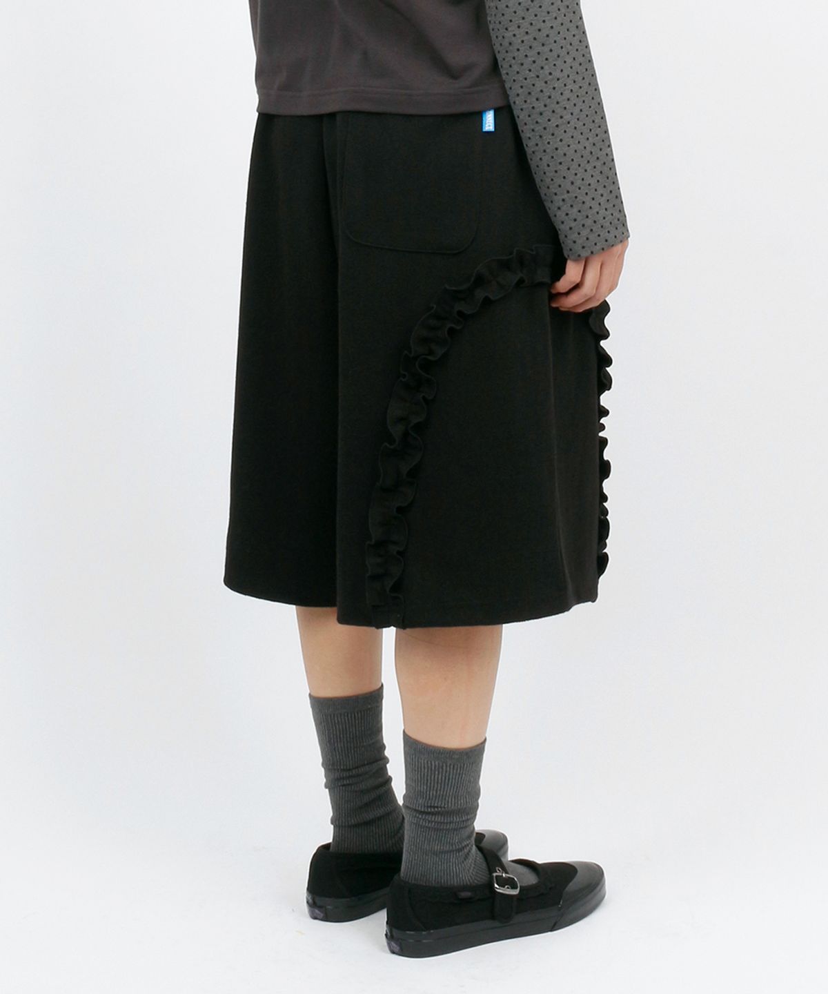 써넥트(SUNNECT) Herringbone Frill Short - Black