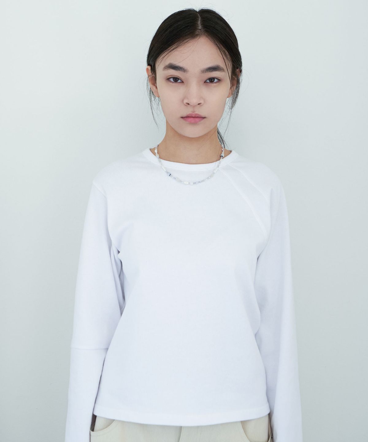 리오므(RIOMEU) 언발란스 절개 롱슬리브 티_WHITE : RADIANT076