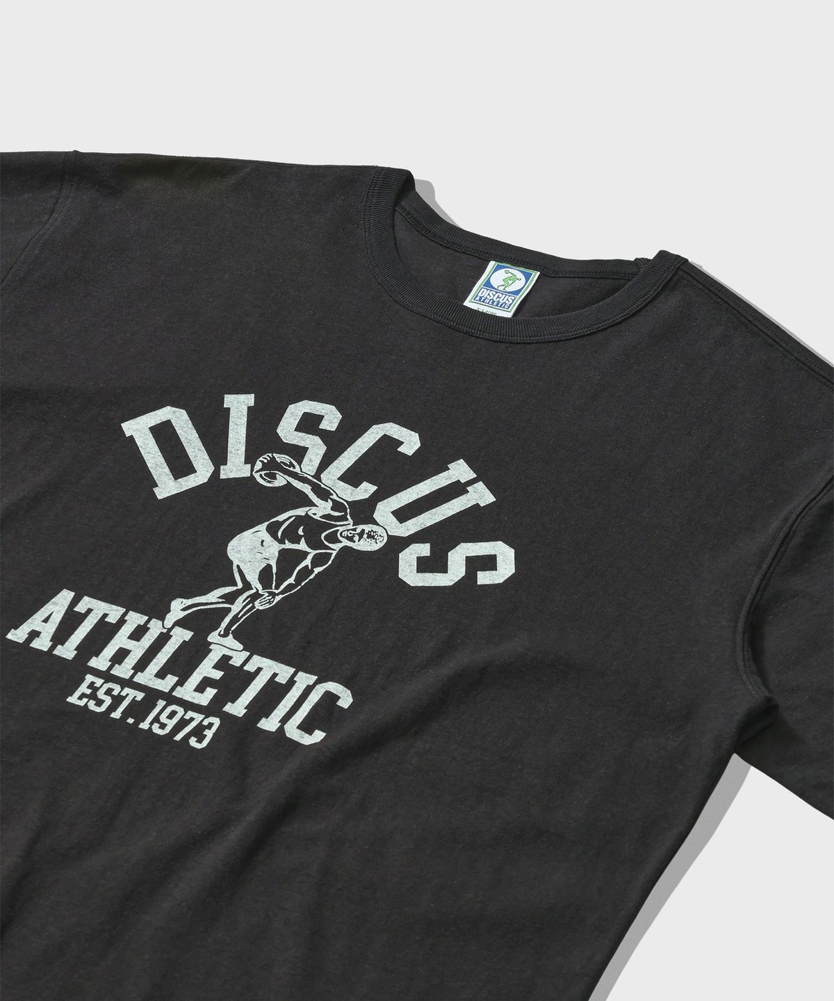 디스커스 애슬레틱(DISCUS ATHLETIC) 헤비웨이트 센터 로고 티셔츠 워시드 블랙