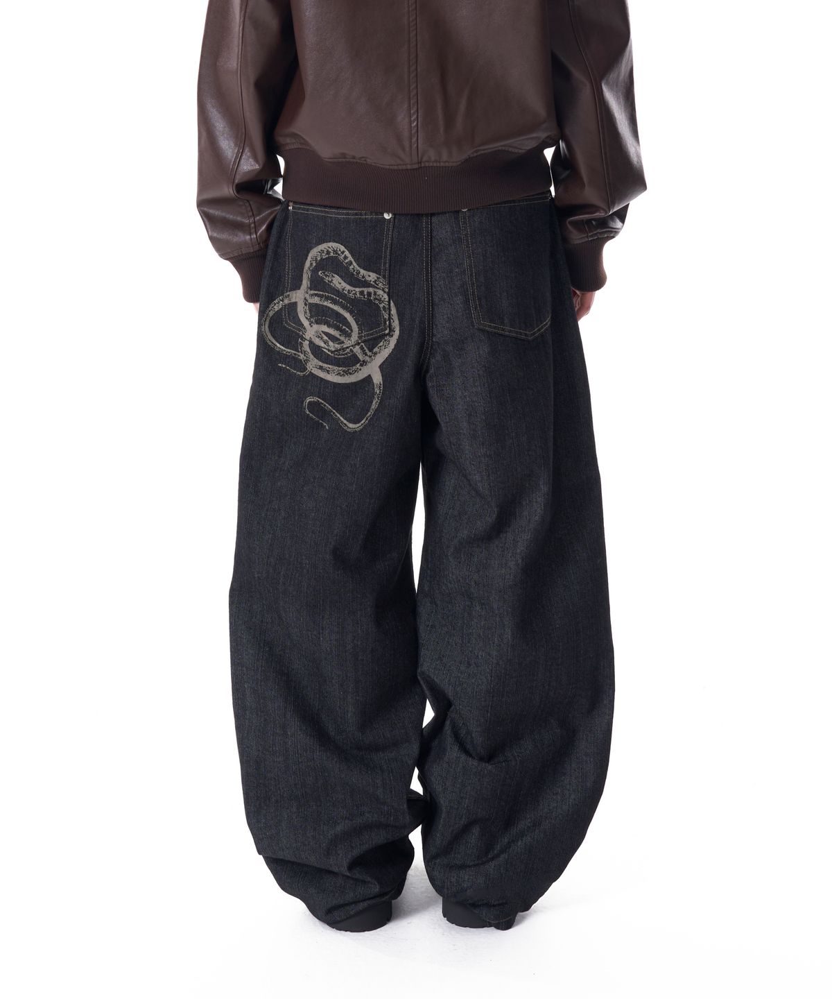 아캄(AAKAM) Snake Printed Denim Pants (Black)
