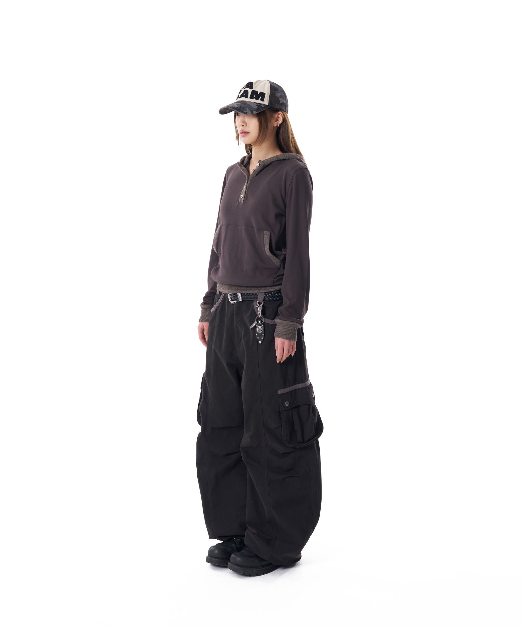 MUSINSA | AAKAM Knee Pin-tuck Contrast Cargo Pants (Black)