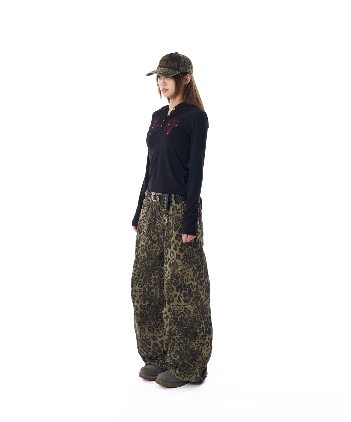 아캄(AAKAM) Knee Pin-tuck Leopard Cotton Pants (Khaki)