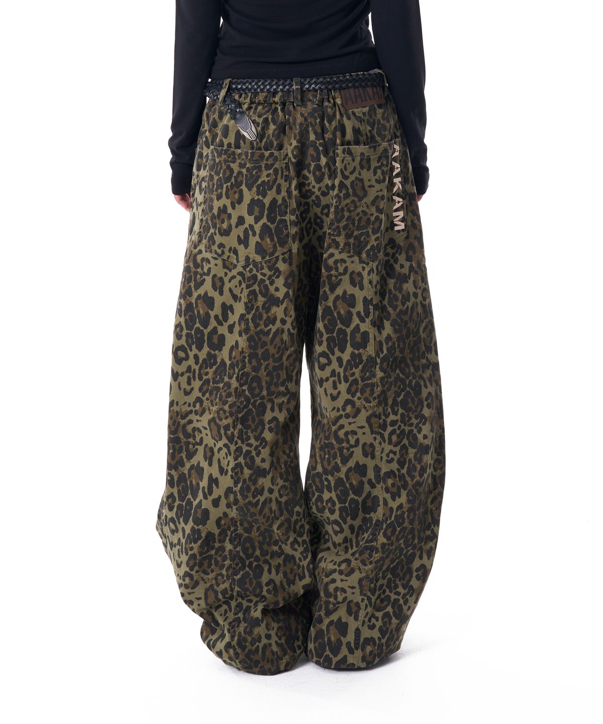 아캄(AAKAM) Knee Pin-tuck Leopard Cotton Pants (Khaki)