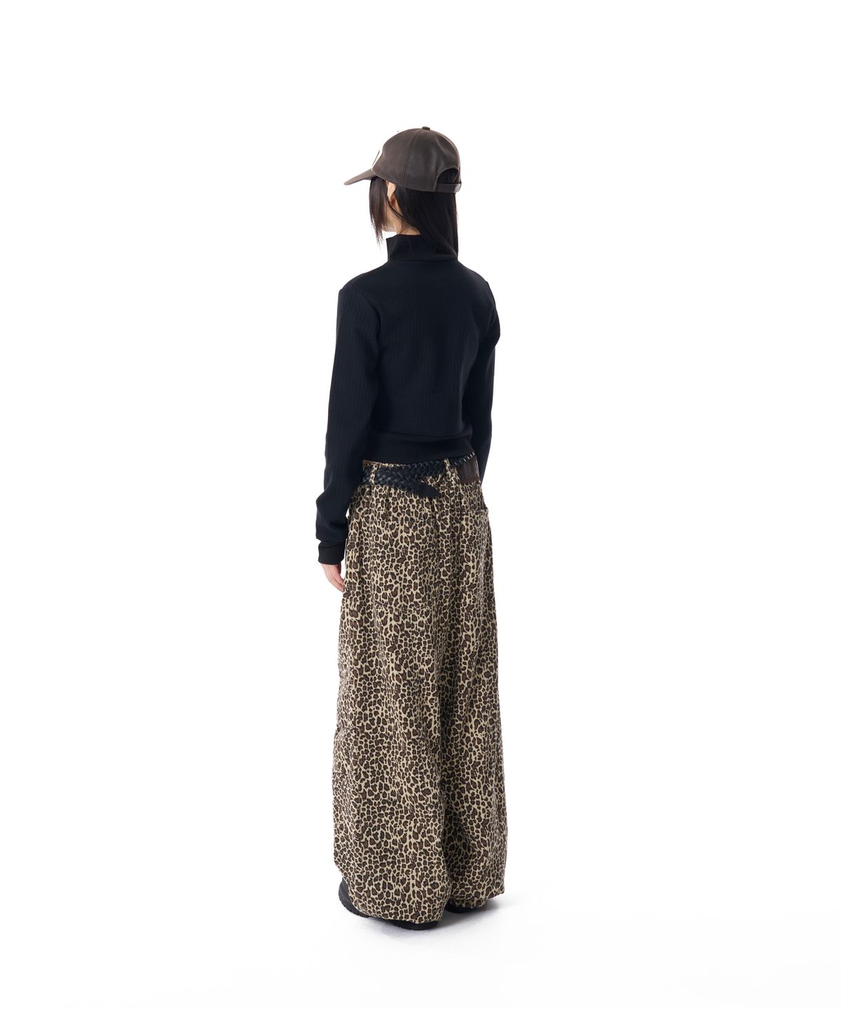 아캄(AAKAM) Knee Pin-tuck Leopard Cotton Pants (Brown)