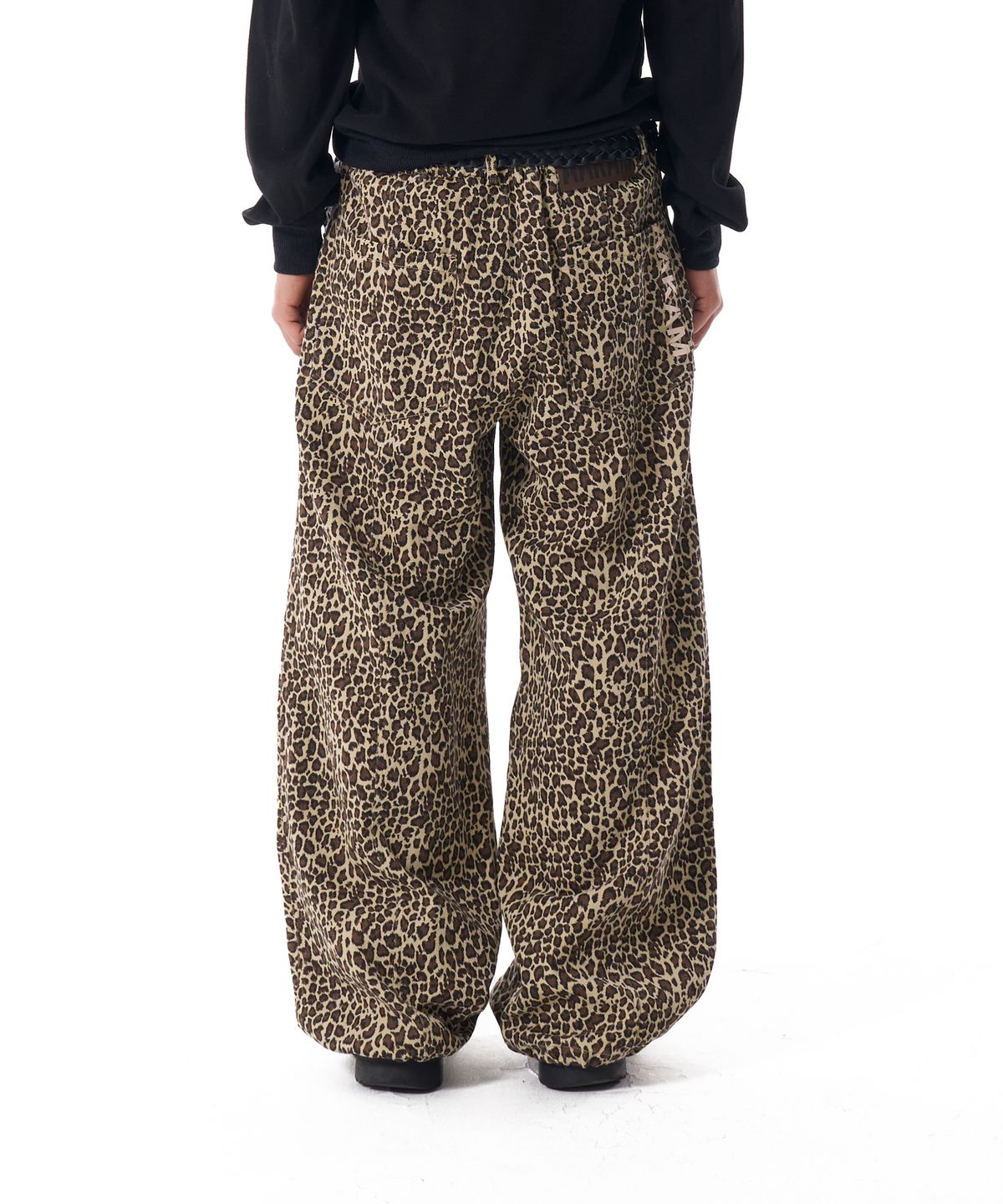아캄(AAKAM) Knee Pin-tuck Leopard Cotton Pants (Brown)