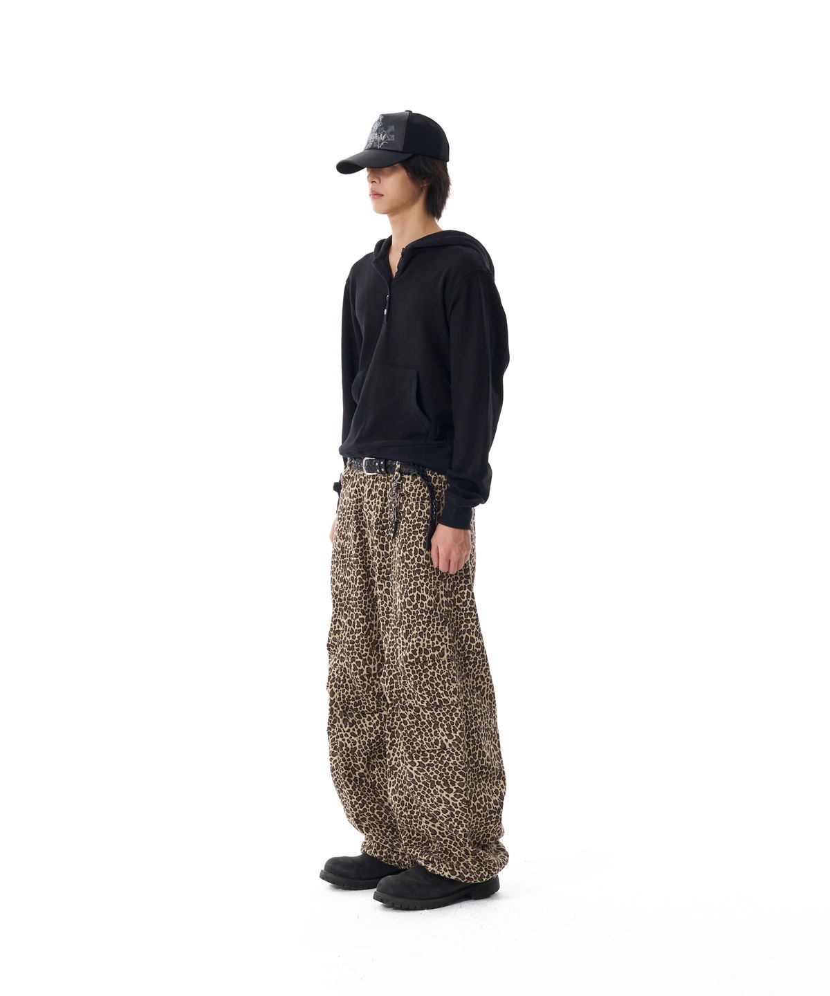 아캄(AAKAM) Knee Pin-tuck Leopard Cotton Pants (Brown)