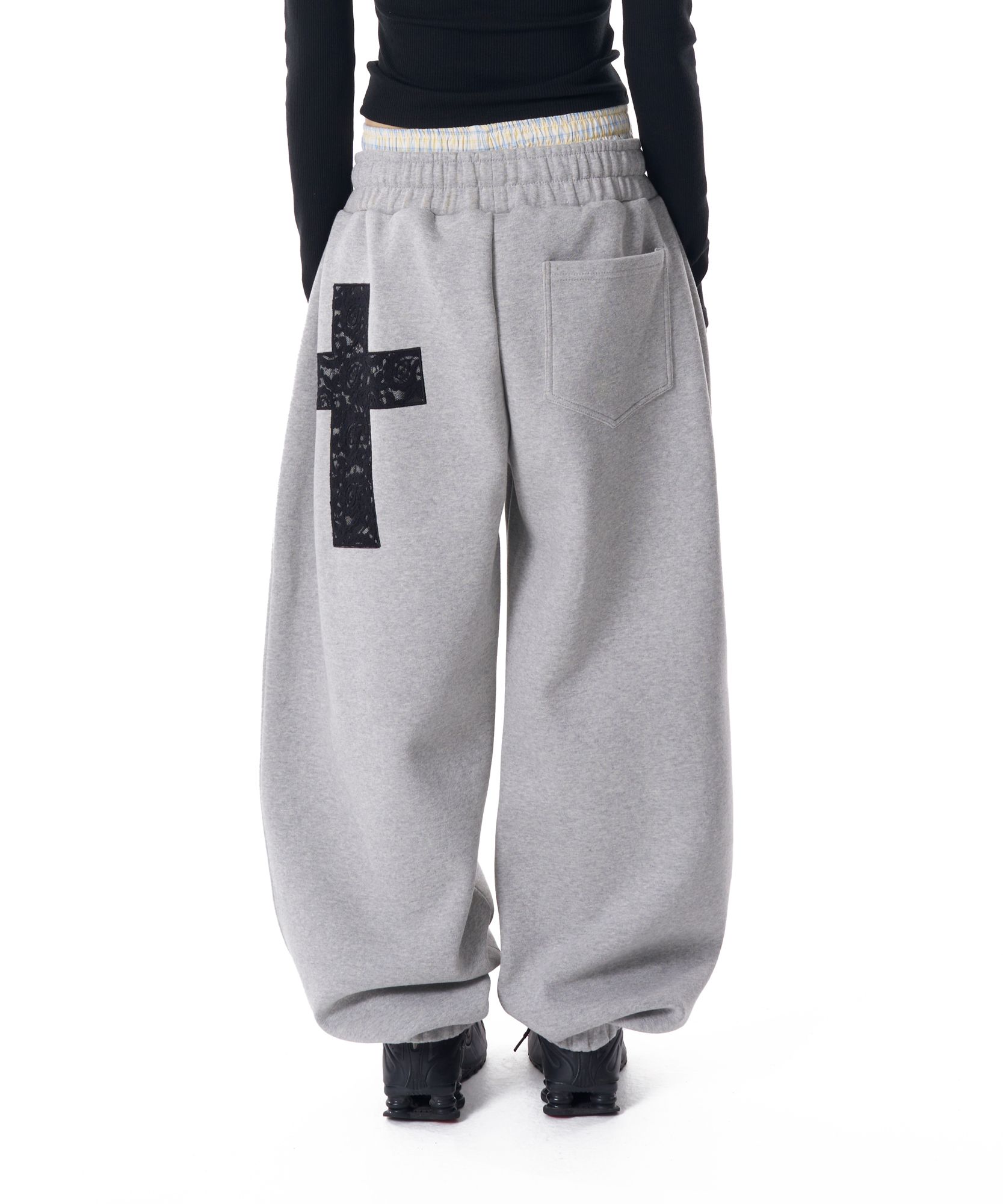 MUSINSA公式 | AAKAM Laced CROS2 Patch Sweatpants (Gray)