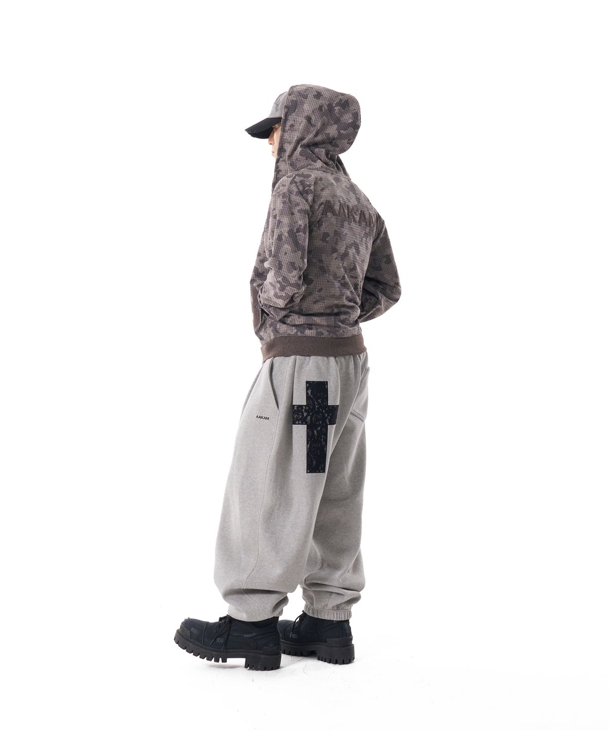 아캄(AAKAM) Laced CROS2 Patch Sweatpants (Gray)
