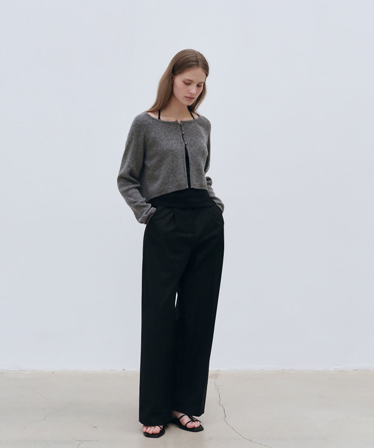 로에일(LOEIL) 보트넥 크롭 니트 가디건 - 차콜