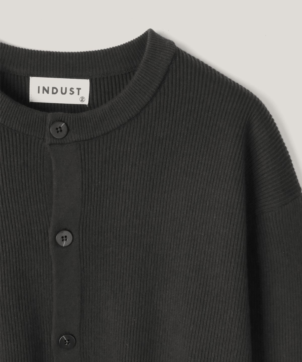 인더스트(INDUST) 에센셜 라운드 니트 가디건_블랙