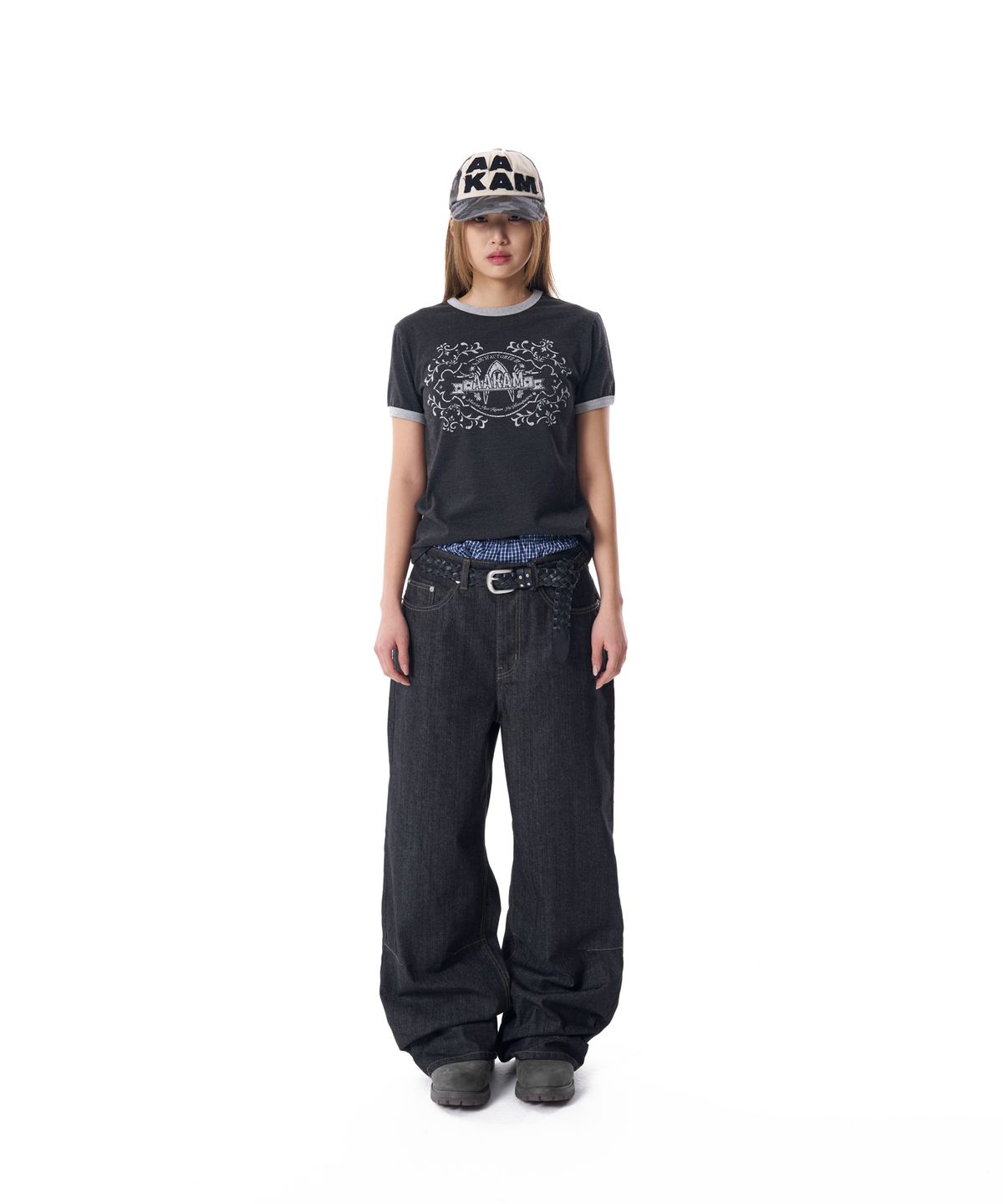 아캄(AAKAM) Stamp Printed Ringer Top (Dark Gray)