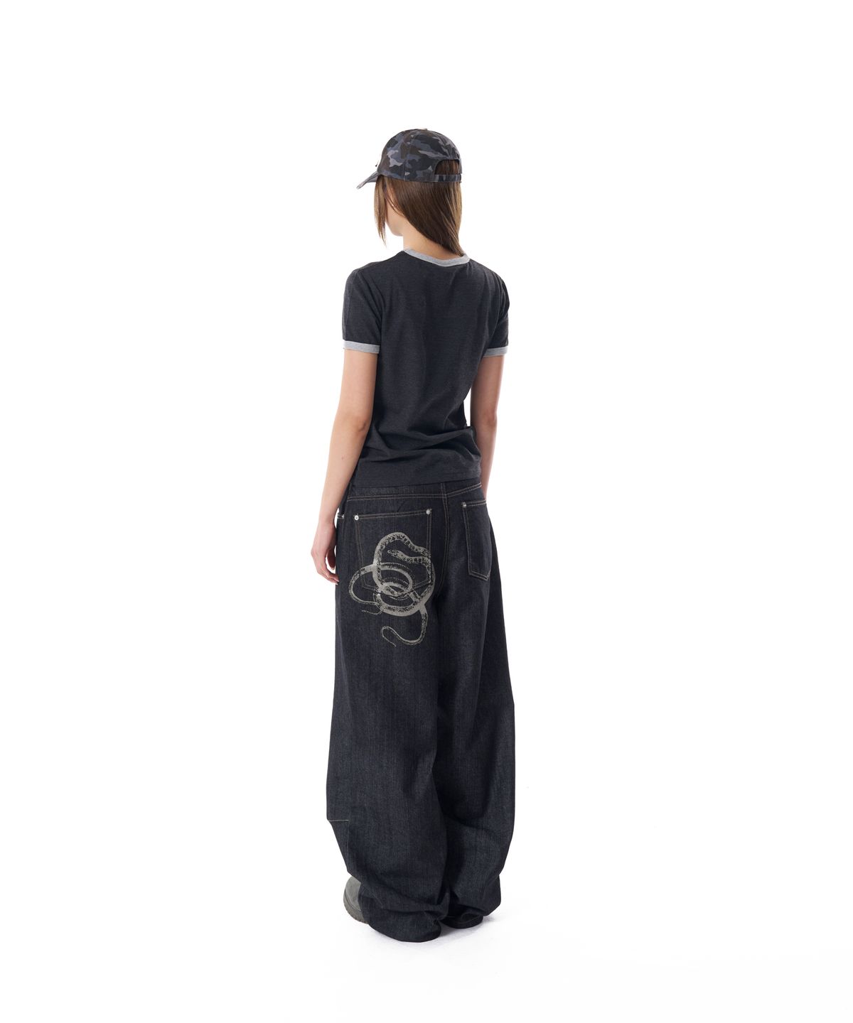 아캄(AAKAM) Stamp Printed Ringer Top (Dark Gray)