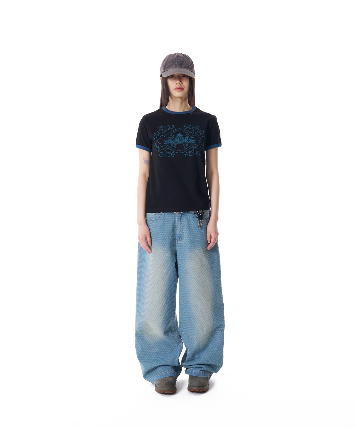 아캄(AAKAM) Stamp Printed Ringer Top (Black)