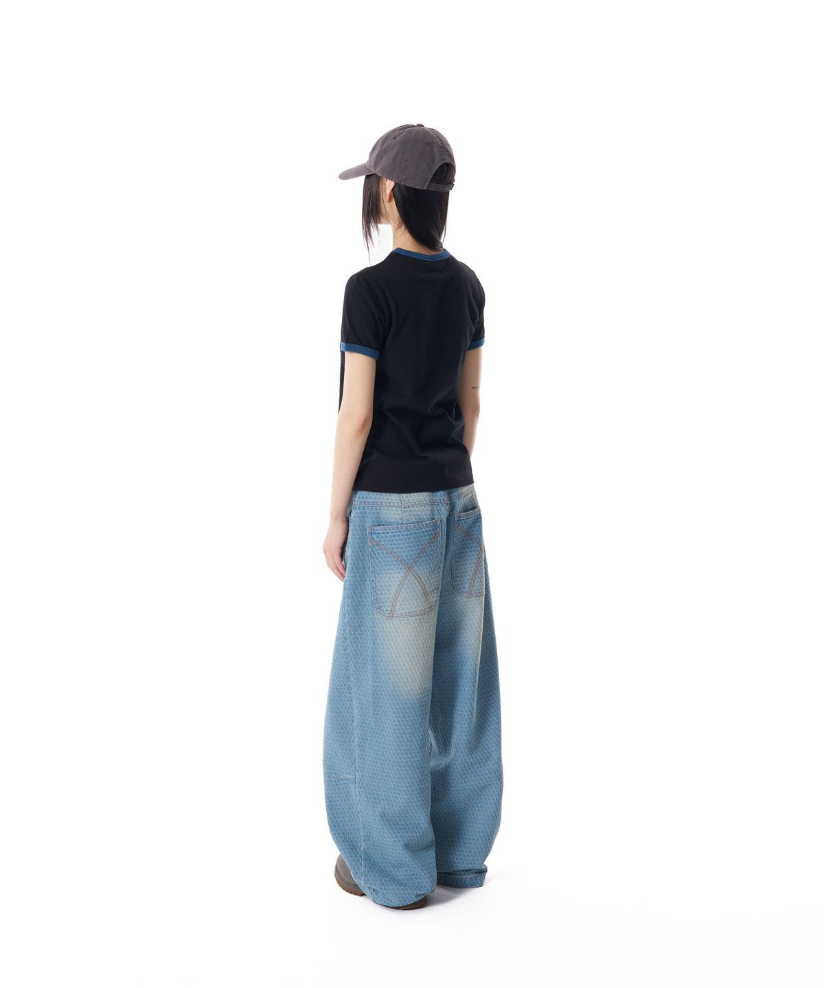 아캄(AAKAM) Stamp Printed Ringer Top (Black)