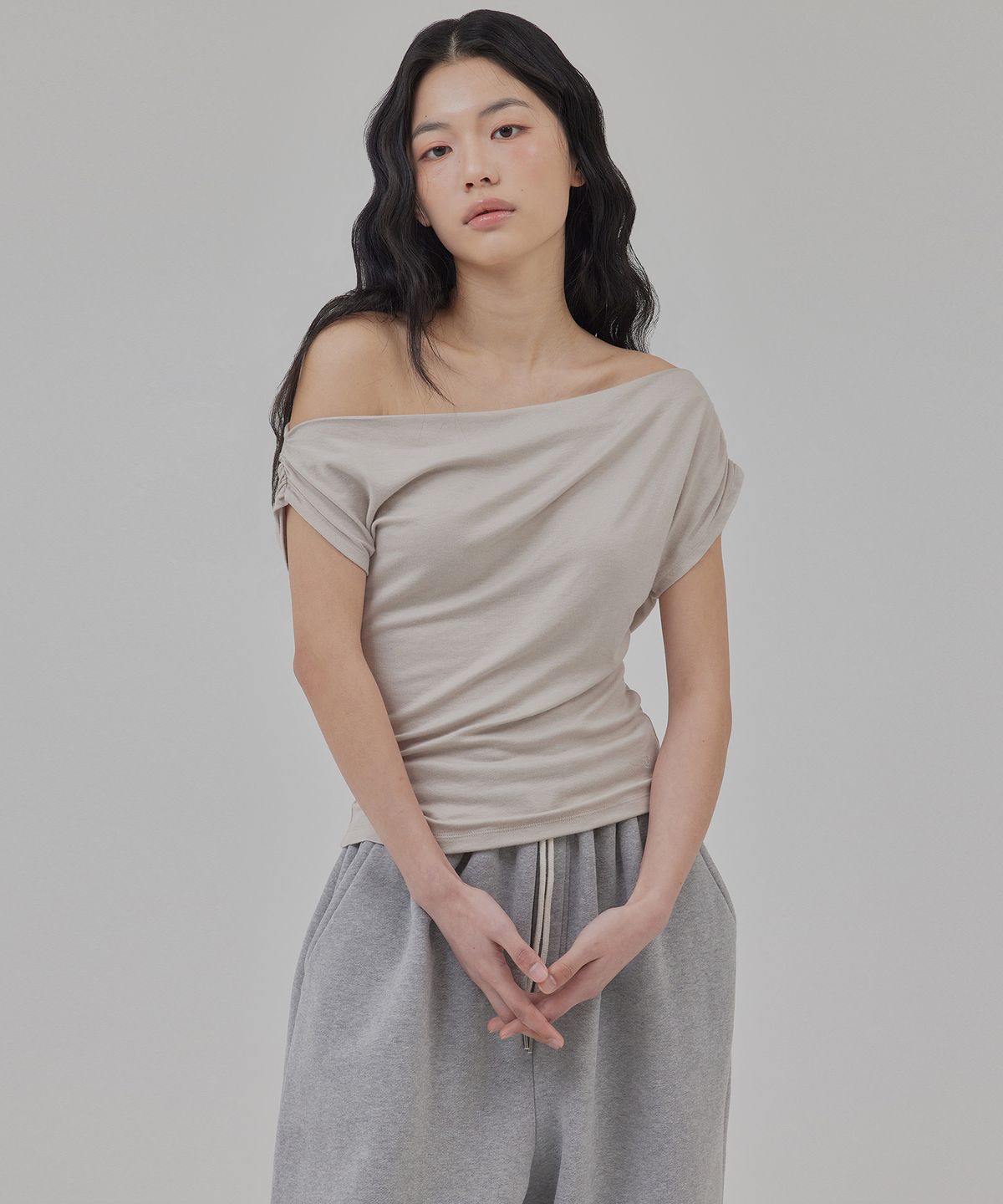 탑걸(TOPGIRL) RELAXED FIT SHIRRED DROP SHOULDER TOP_T516TP111