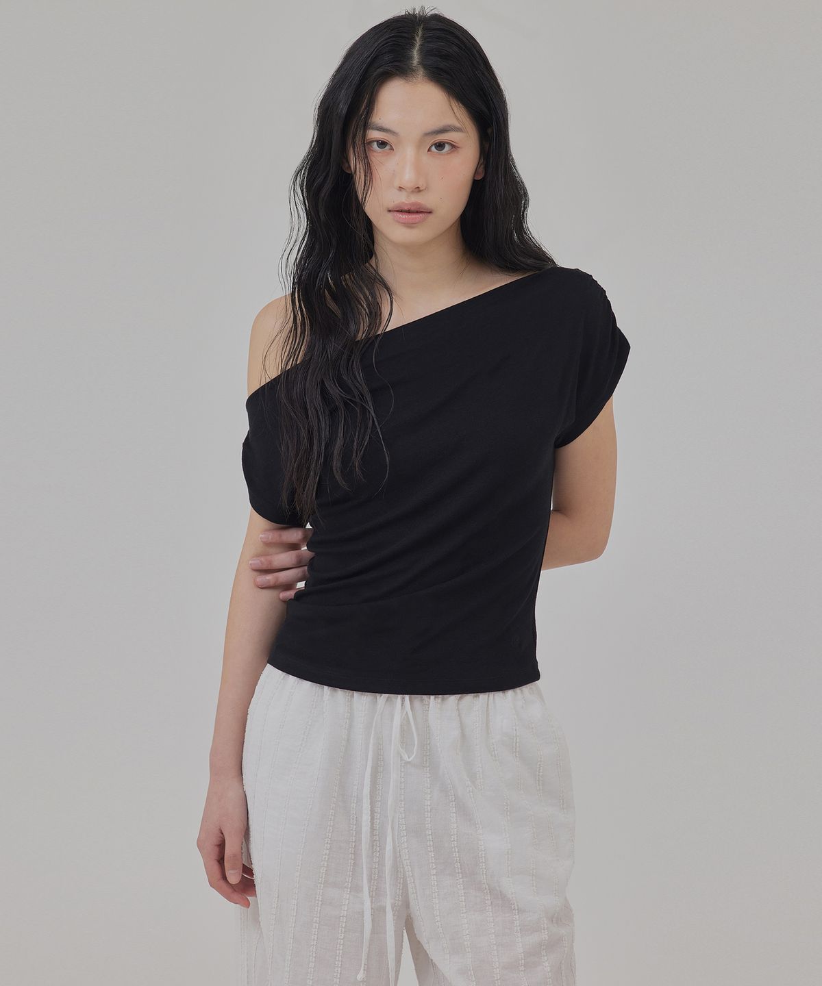 탑걸(TOPGIRL) RELAXED FIT SHIRRED DROP SHOULDER TOP_T516TP111