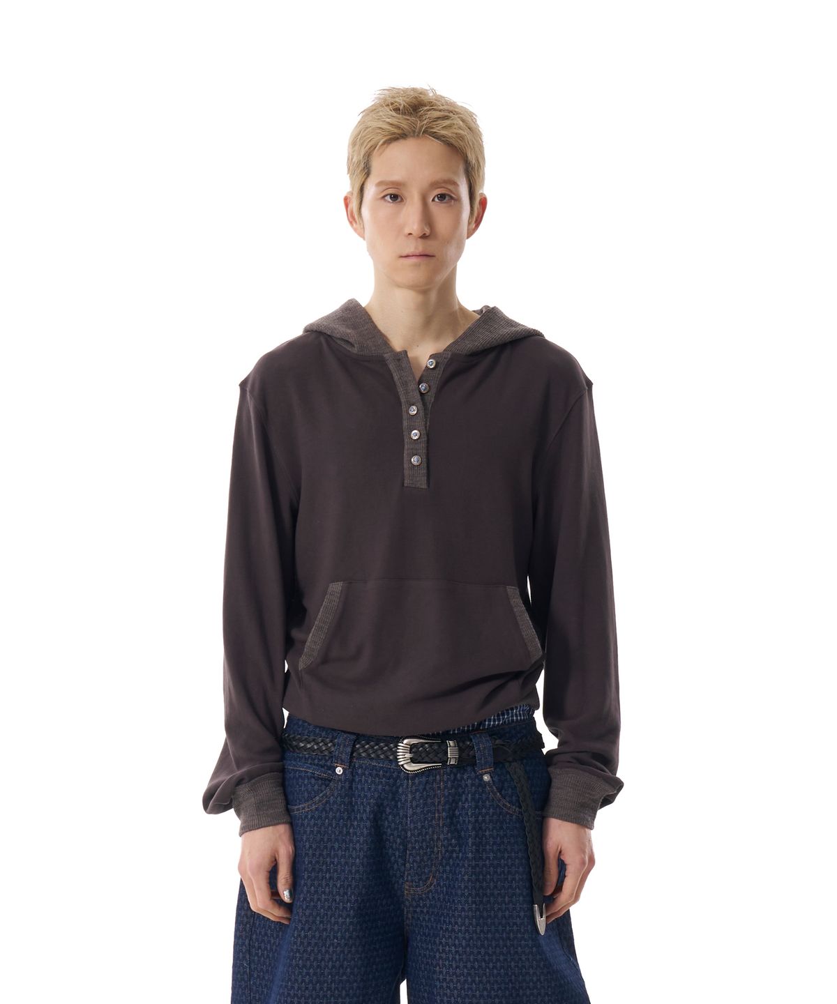 아캄(AAKAM) Contrast Logo Button Hoodie (Brown)