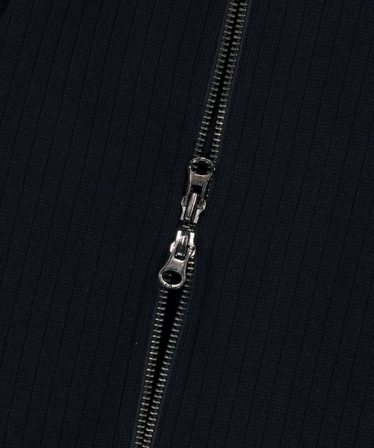 아캄(AAKAM) Side Neck Zip-Up (Black)