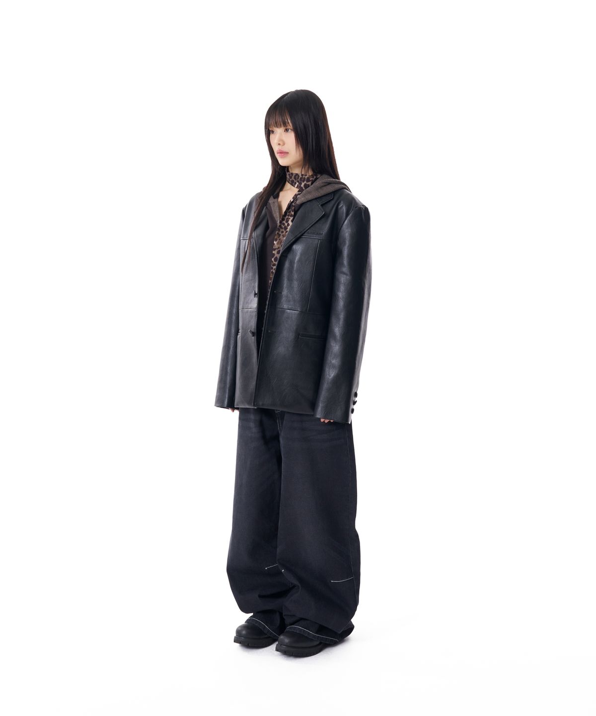 아캄(AAKAM) 3-Button Leather Blazer (Black)