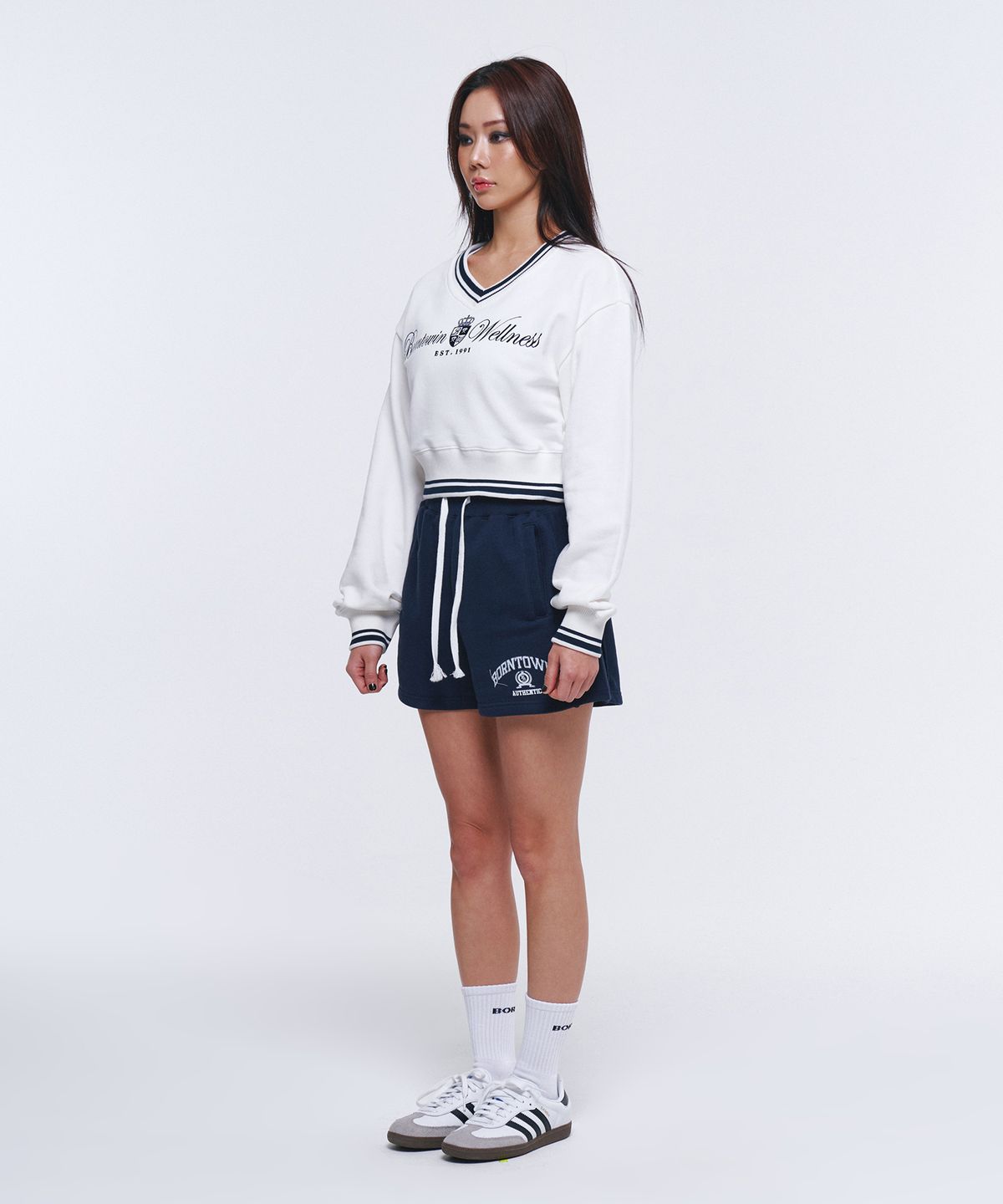 본투윈(BORN TO WIN) W WELLNESS V-NECK CROP SWEATSHIRTS [IVORY]