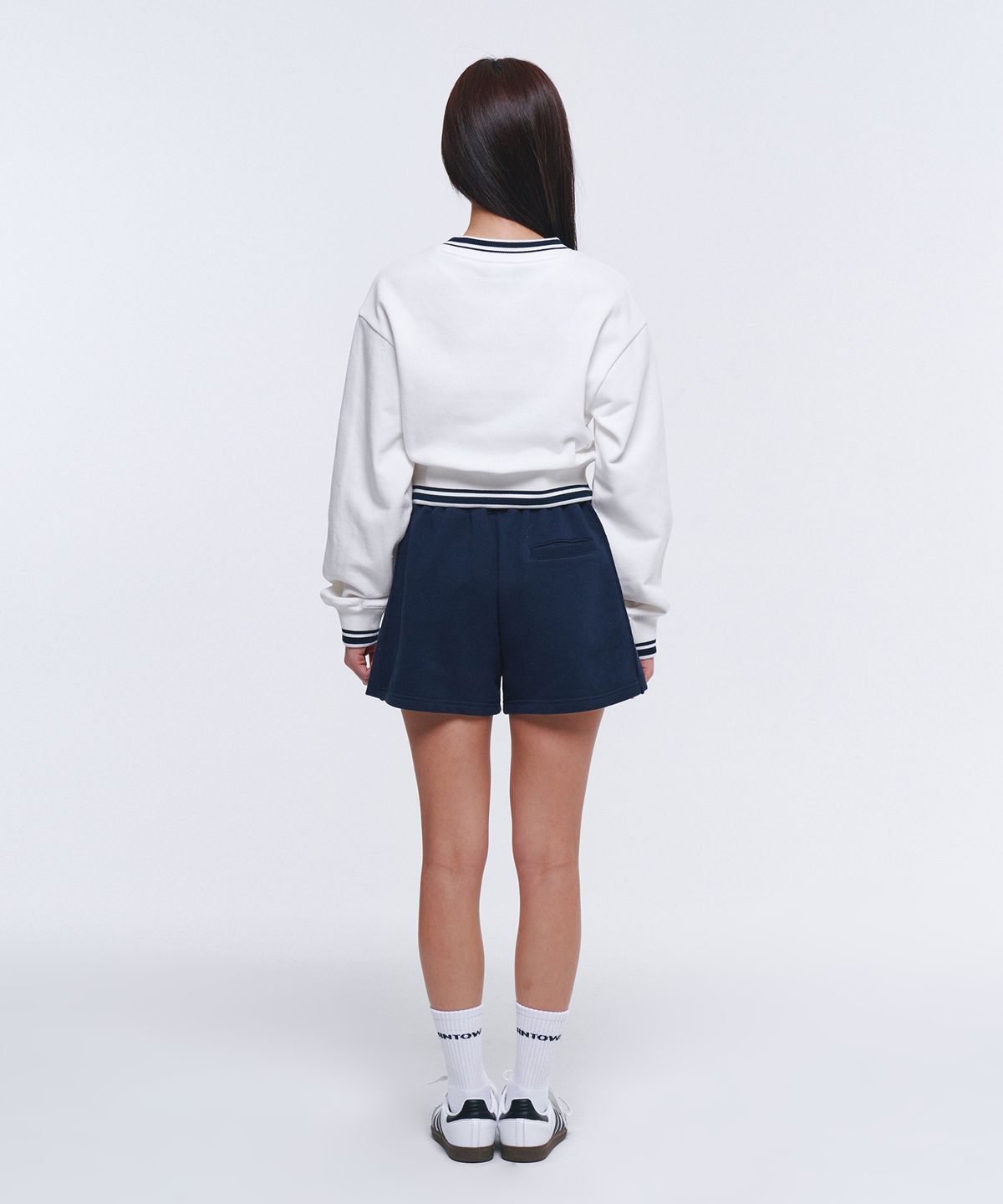 본투윈(BORN TO WIN) W WELLNESS V-NECK CROP SWEATSHIRTS [IVORY]
