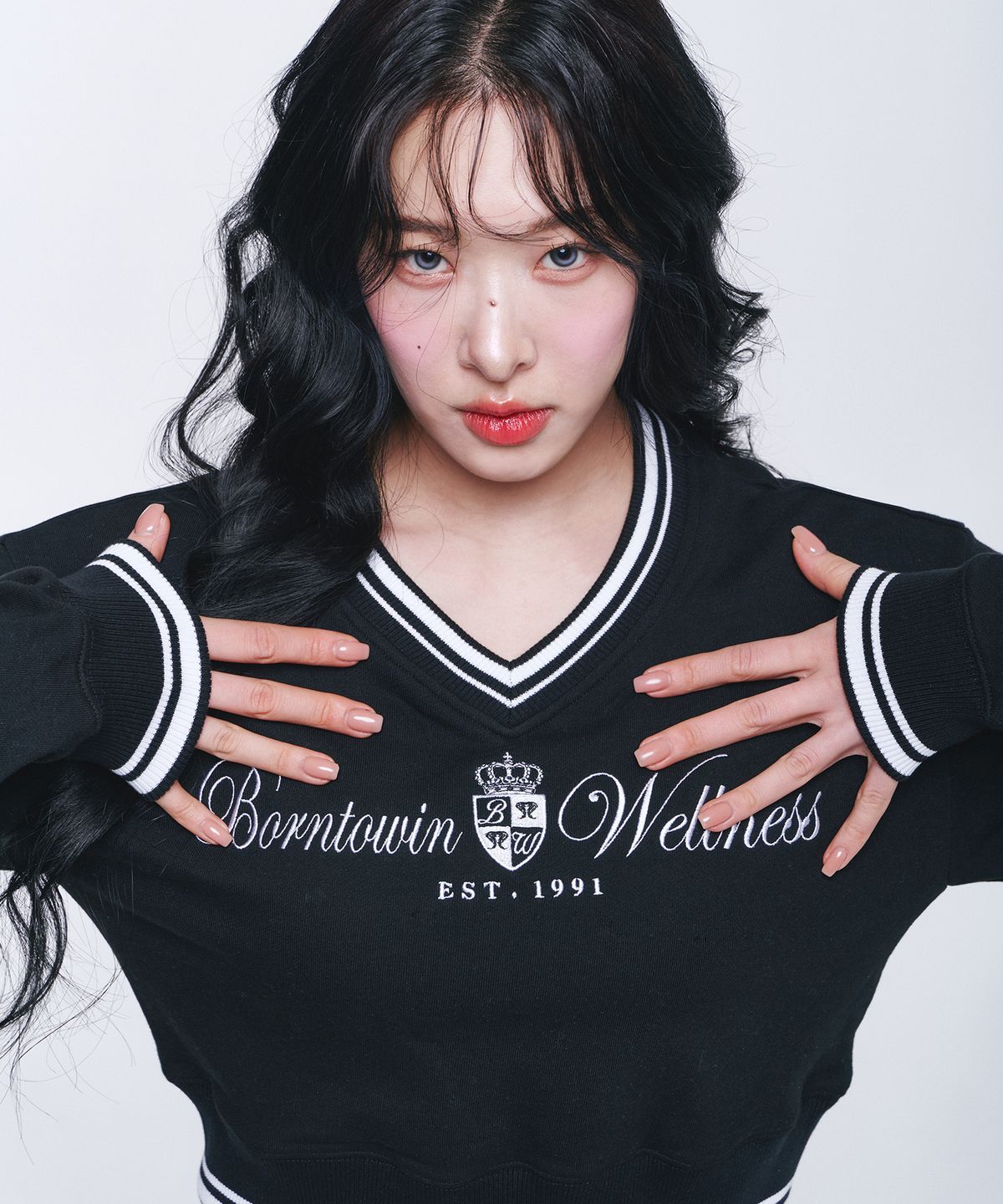 본투윈(BORN TO WIN) W WELLNESS V-NECK CROP SWEATSHIRTS [BLACK]