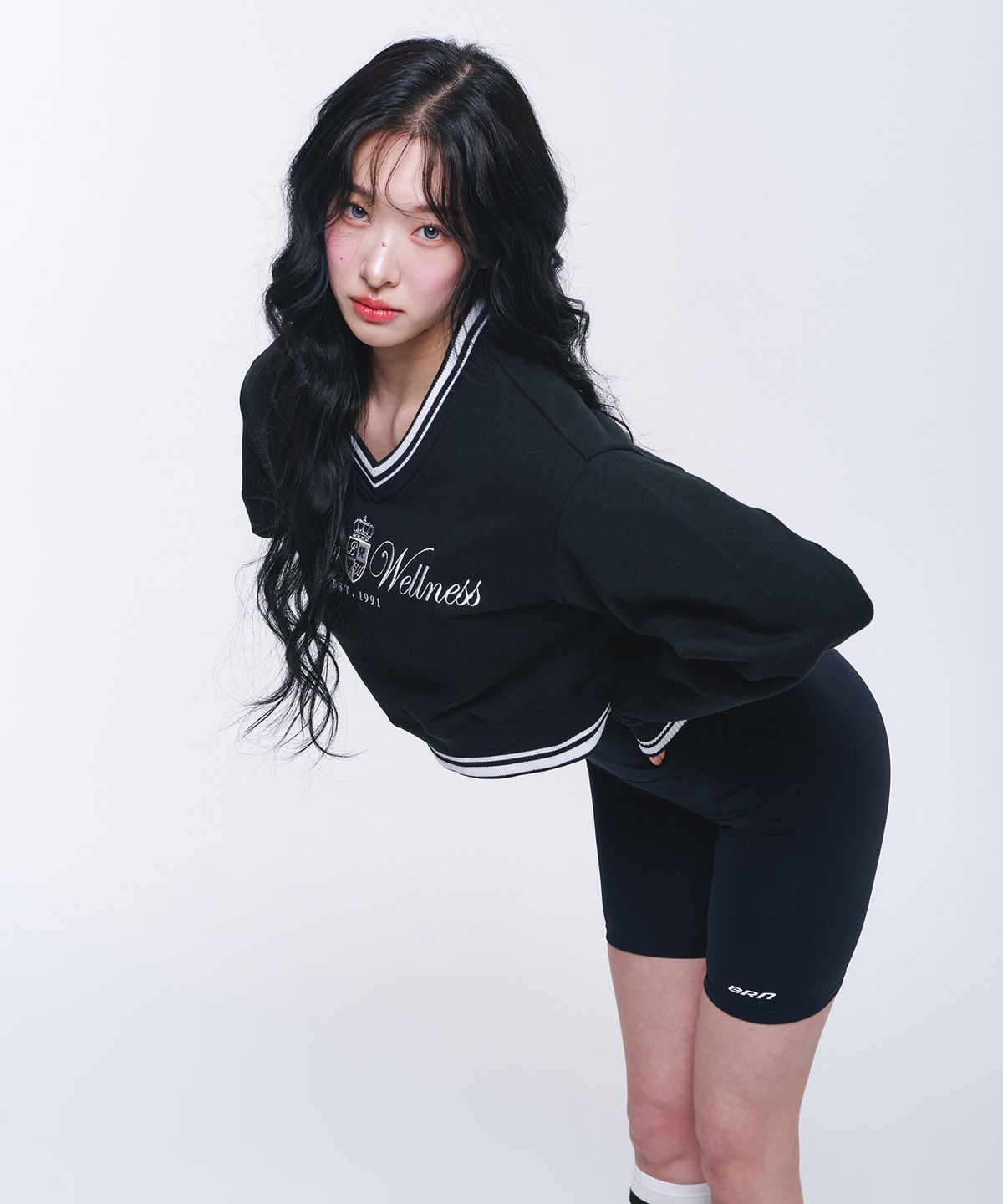본투윈(BORN TO WIN) W WELLNESS V-NECK CROP SWEATSHIRTS [BLACK]